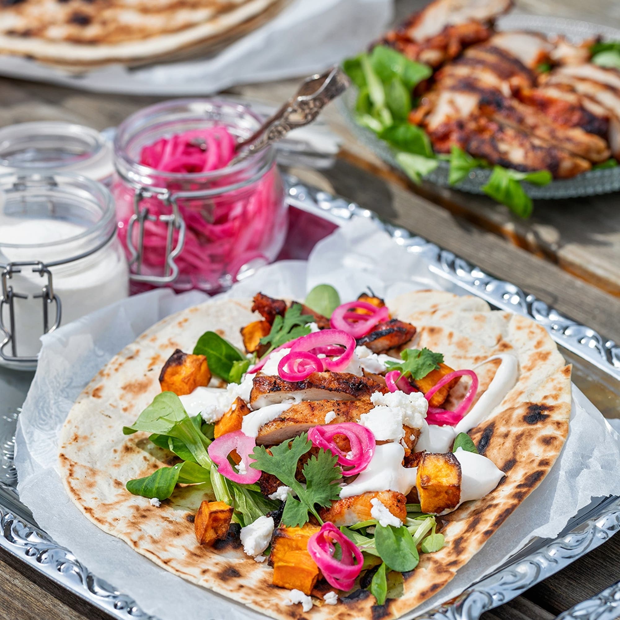 Grillad kyckling med sötpotatis, fetaost och picklad rödlök i tortilla