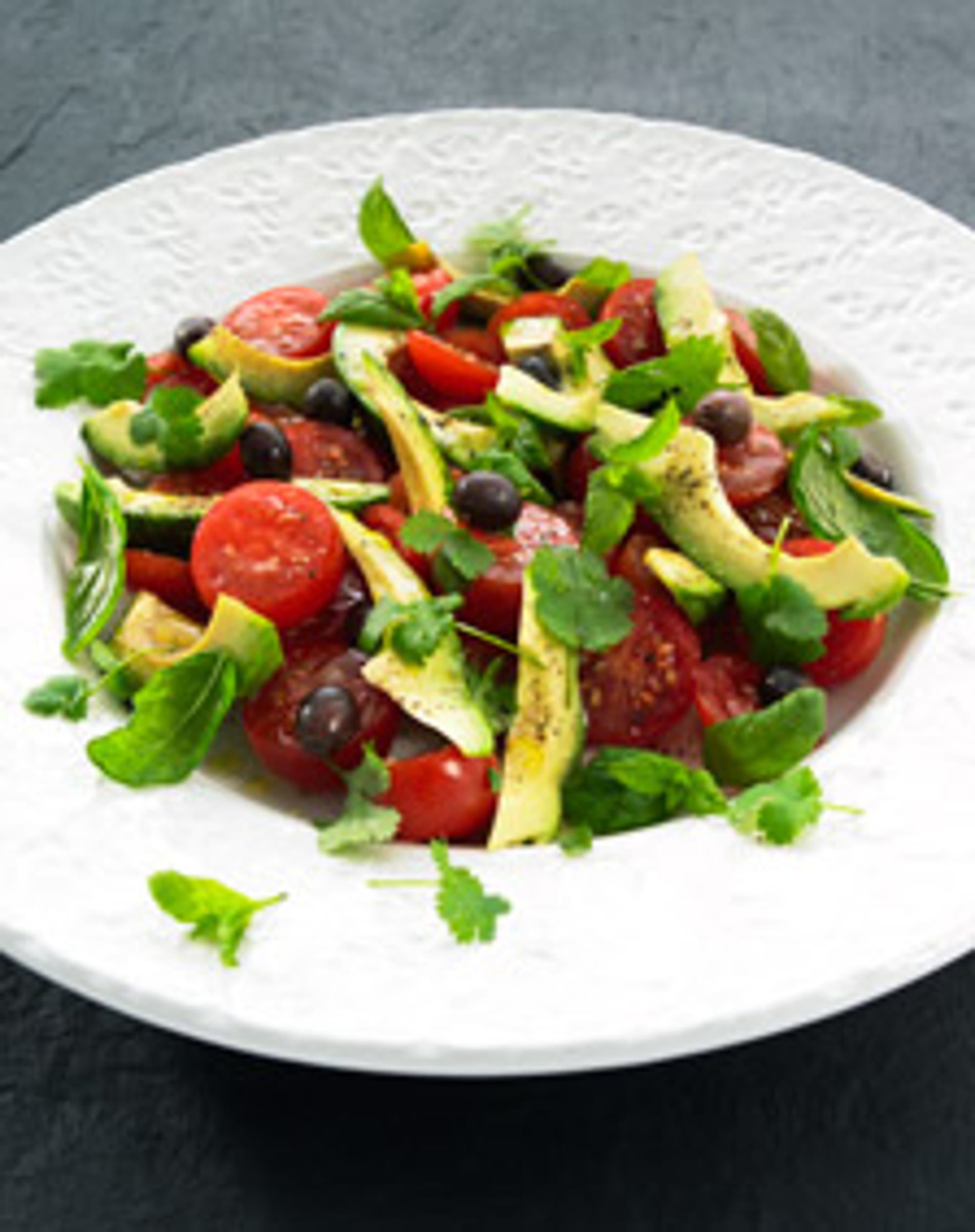 Avokado- och tomatsallad med koriander och mynta