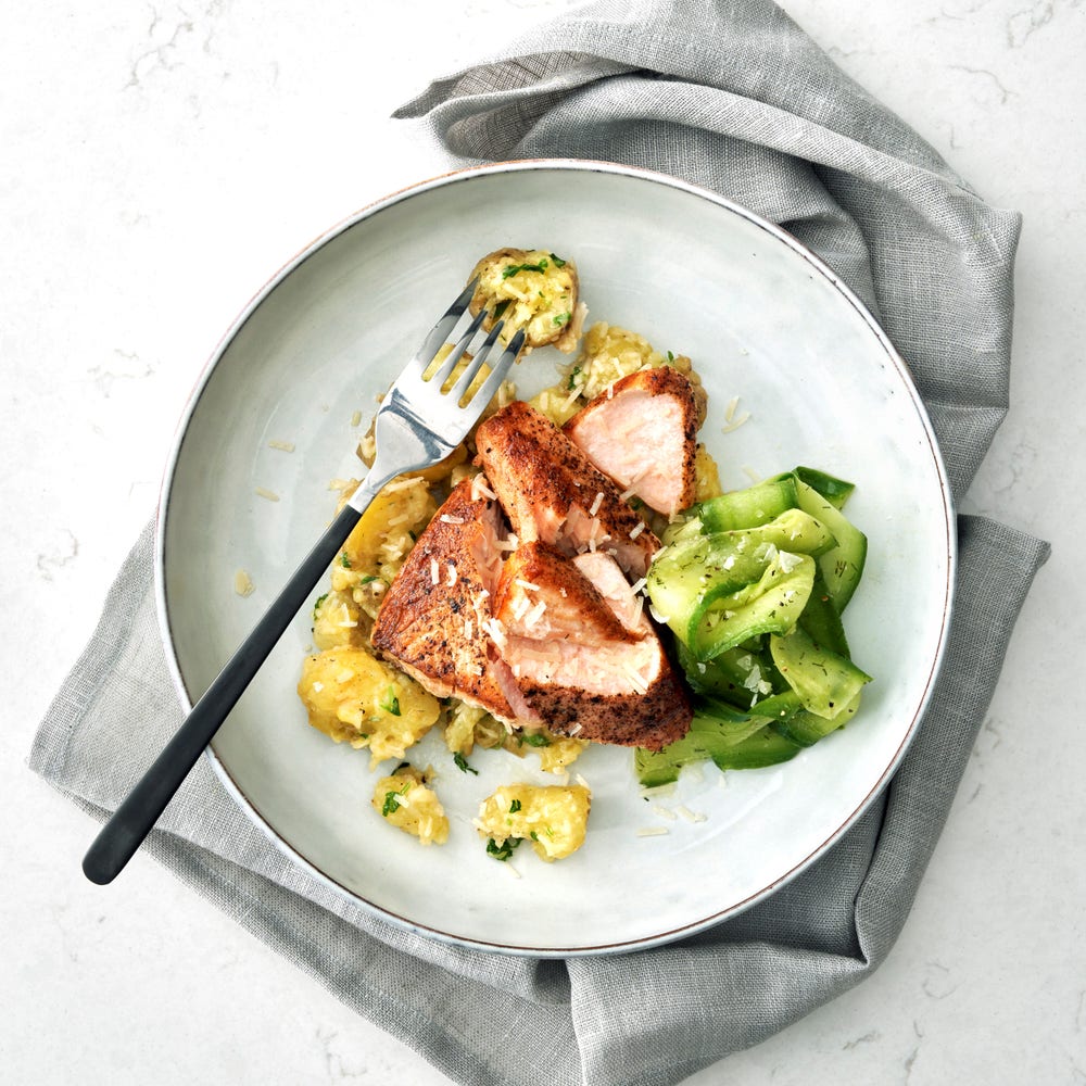 Stekt lax med krossad parmesanpotatis och gurksallad