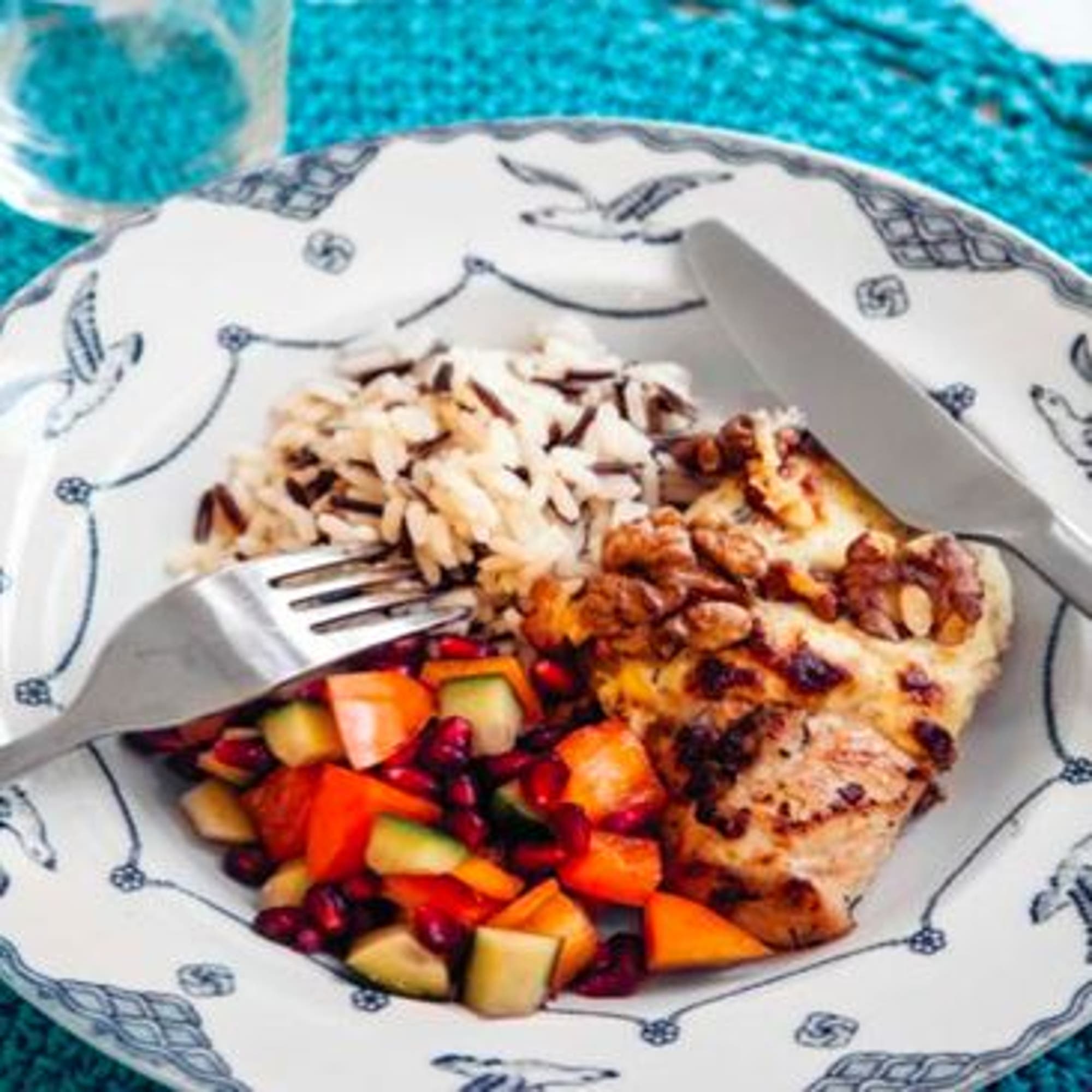 Kyckling med ädelost- och granatäpplesallad