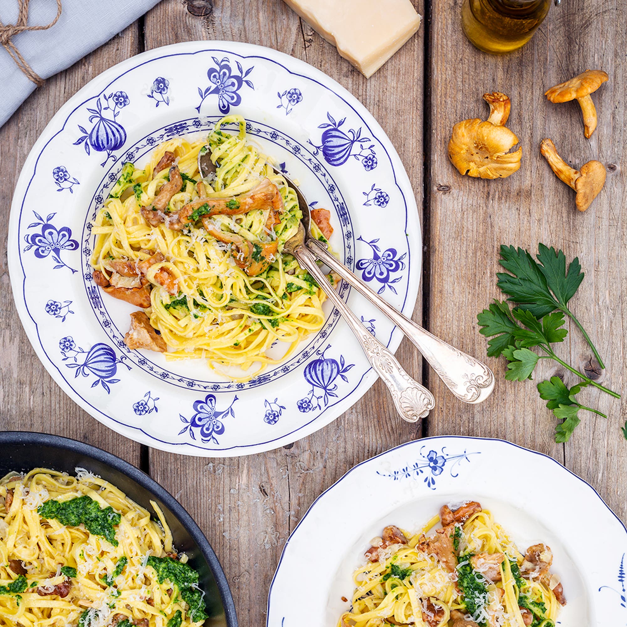 Krämig kantarellpasta med gremolatatopping