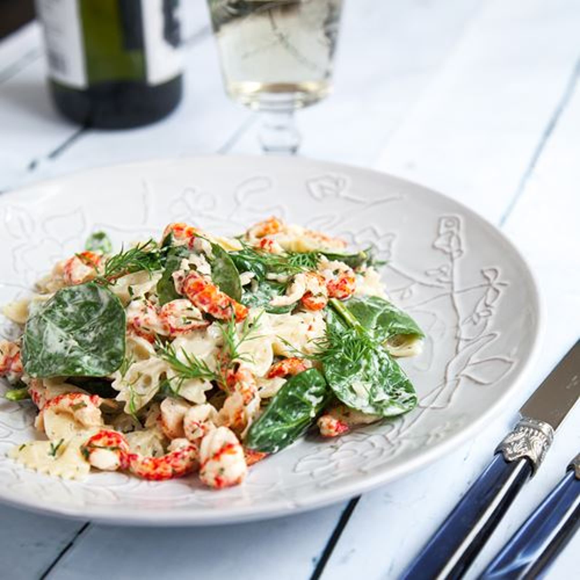 Pasta farfalle med kräftstjärtar och dill