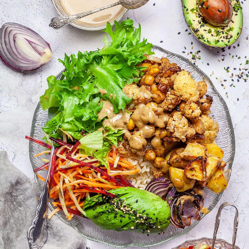 Buddha bowl med kryddrostad blomkål och kikärtor