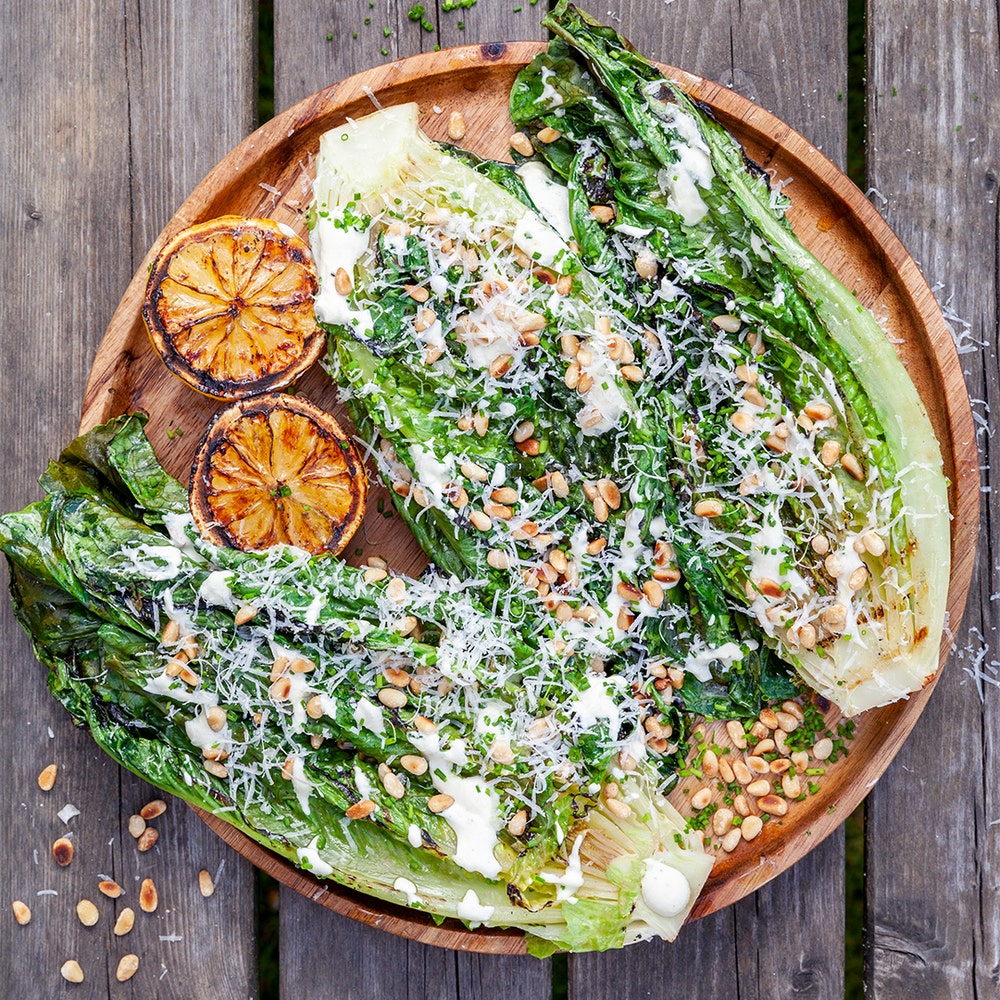 Grillad romansallad med parmesan och tryffeldressing