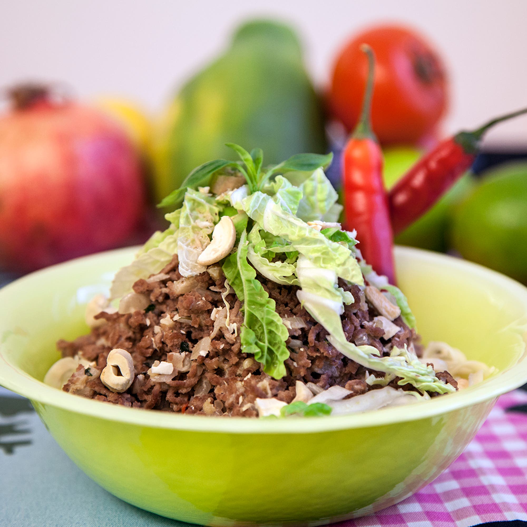 Spicy thaifärs med äggnudlar och cashewtopping