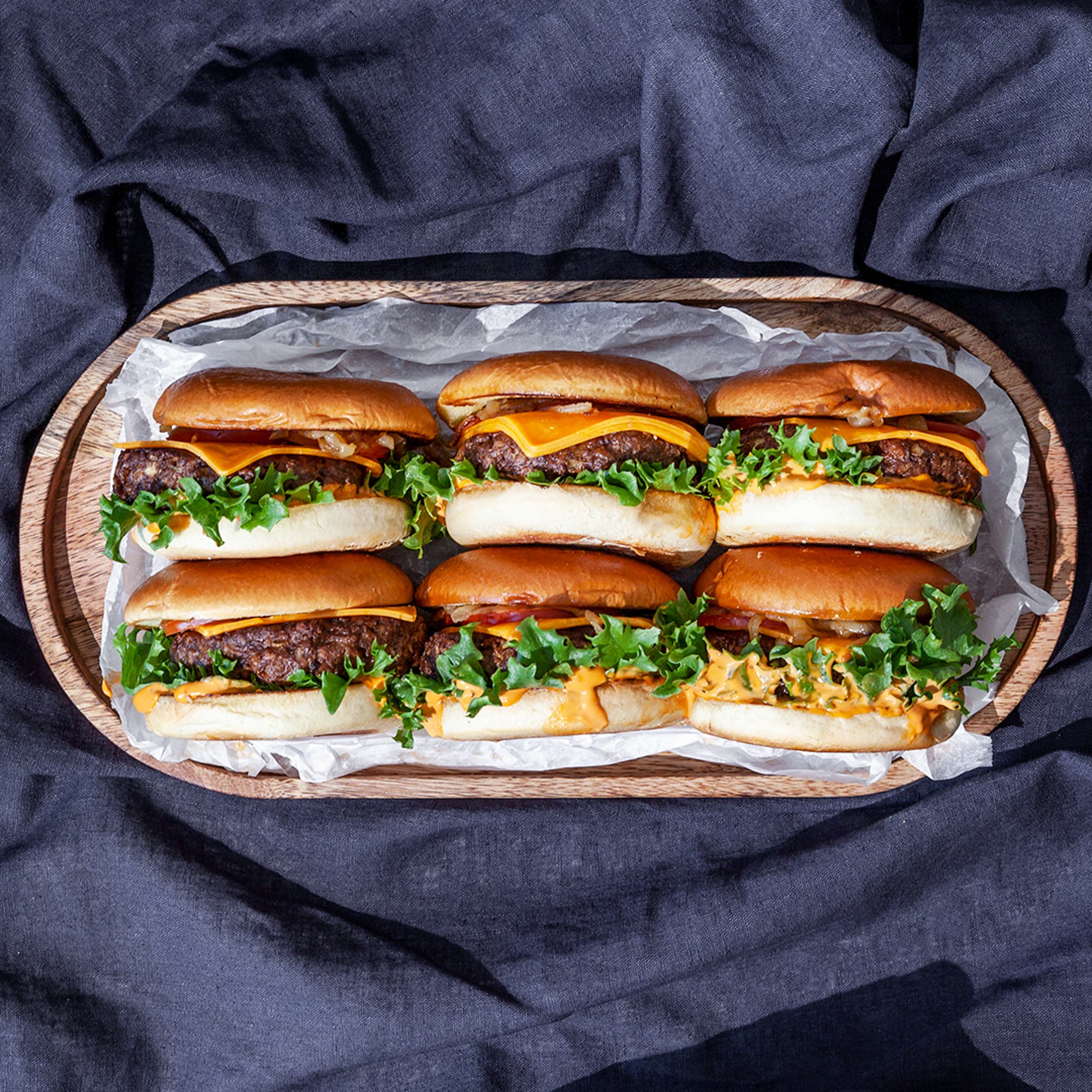 Ärtburgare med chilimajo och karamelliserad lök