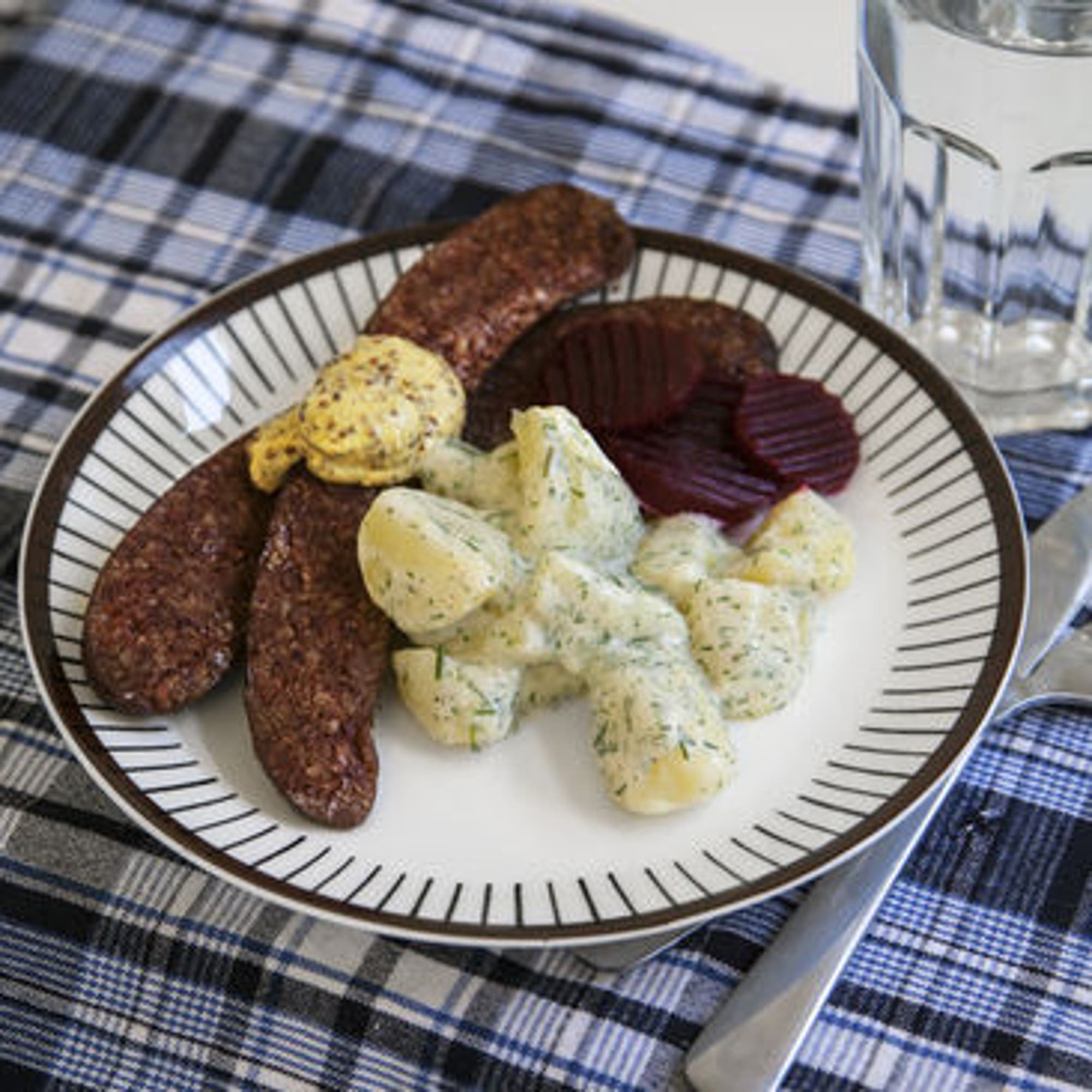 Isterband med dillstuvad potatis och rödbetor