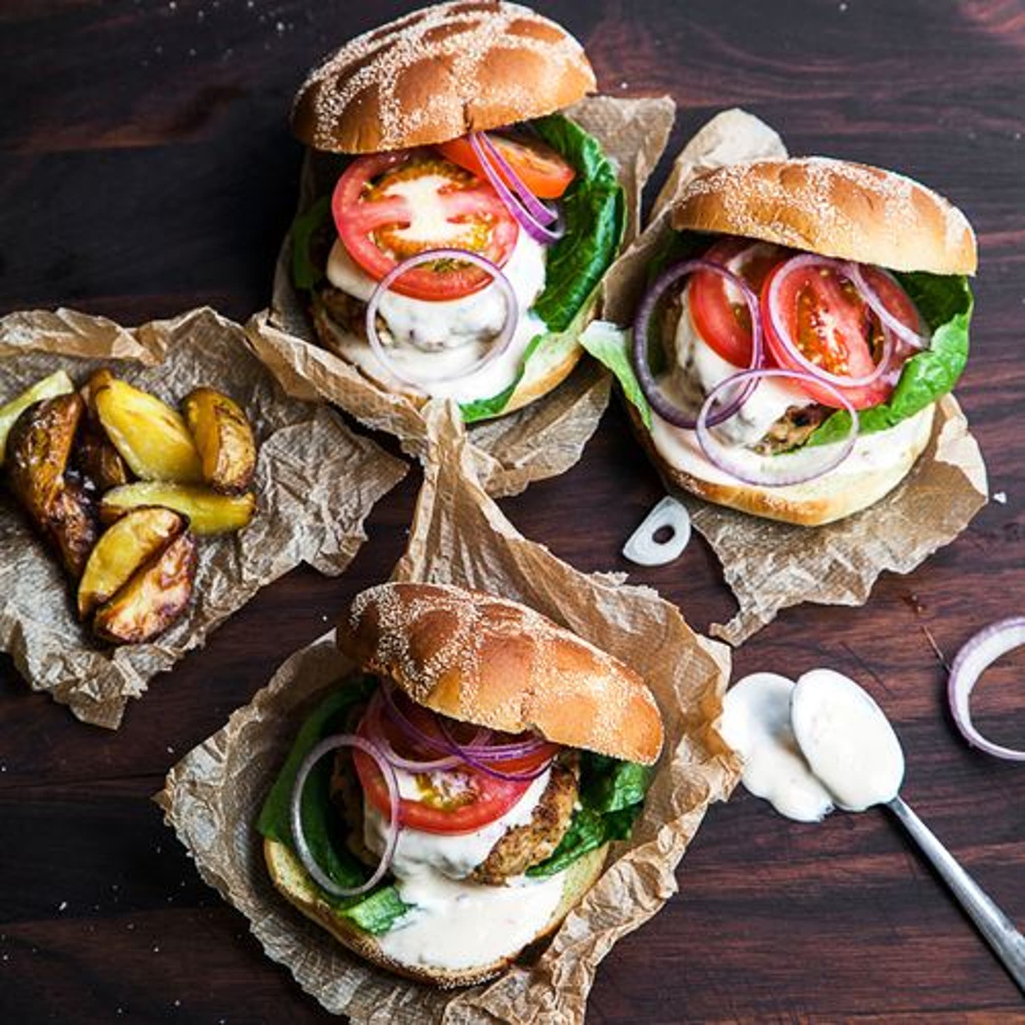 Laxburgare med mangodressing och klyftpotatis