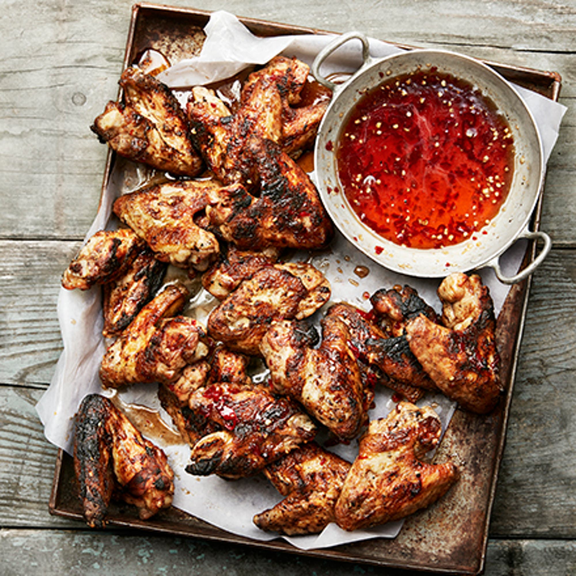 Kycklingvingar med het honungs- och chilidippsås