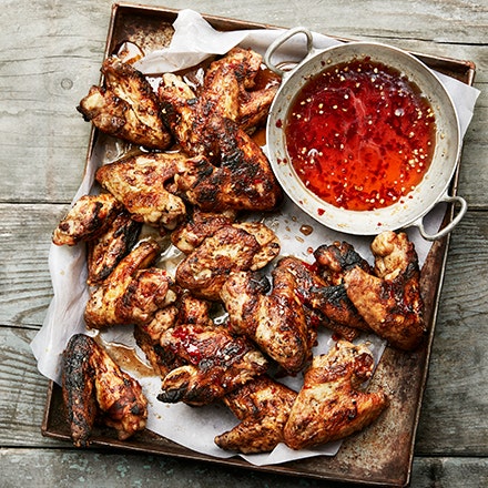 Kycklingvingar med het honungs- och chilidippsås
