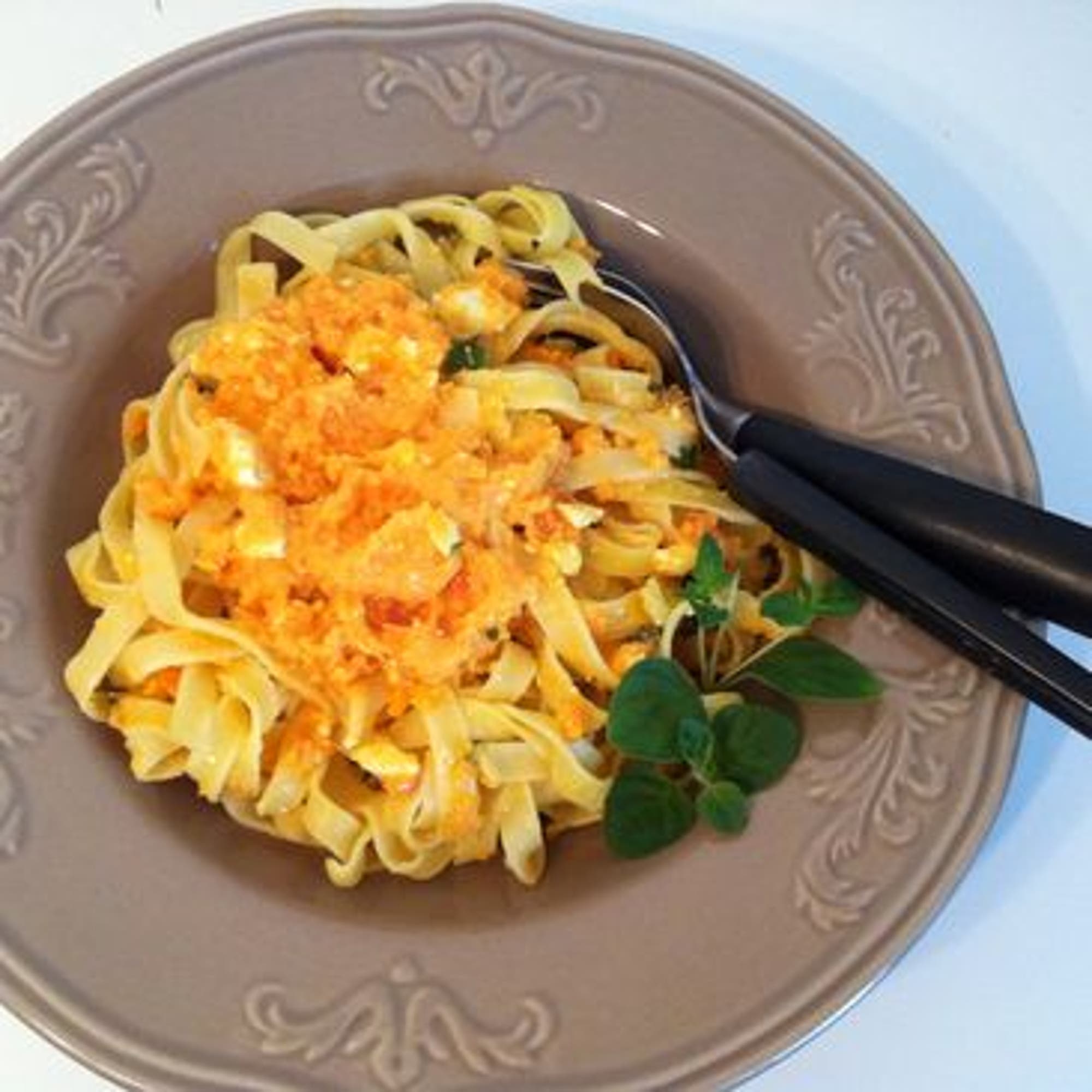 Pasta med feta- och morotssås