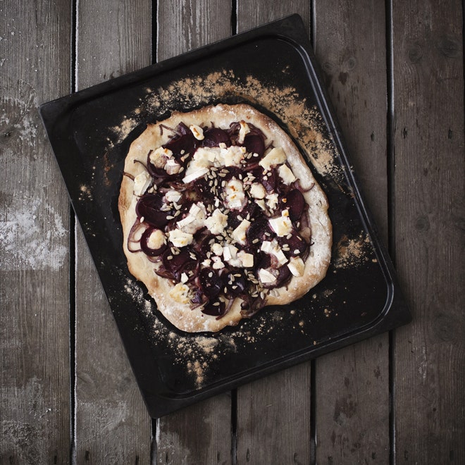 Pizza med rödbetor, chèvre och rödlök