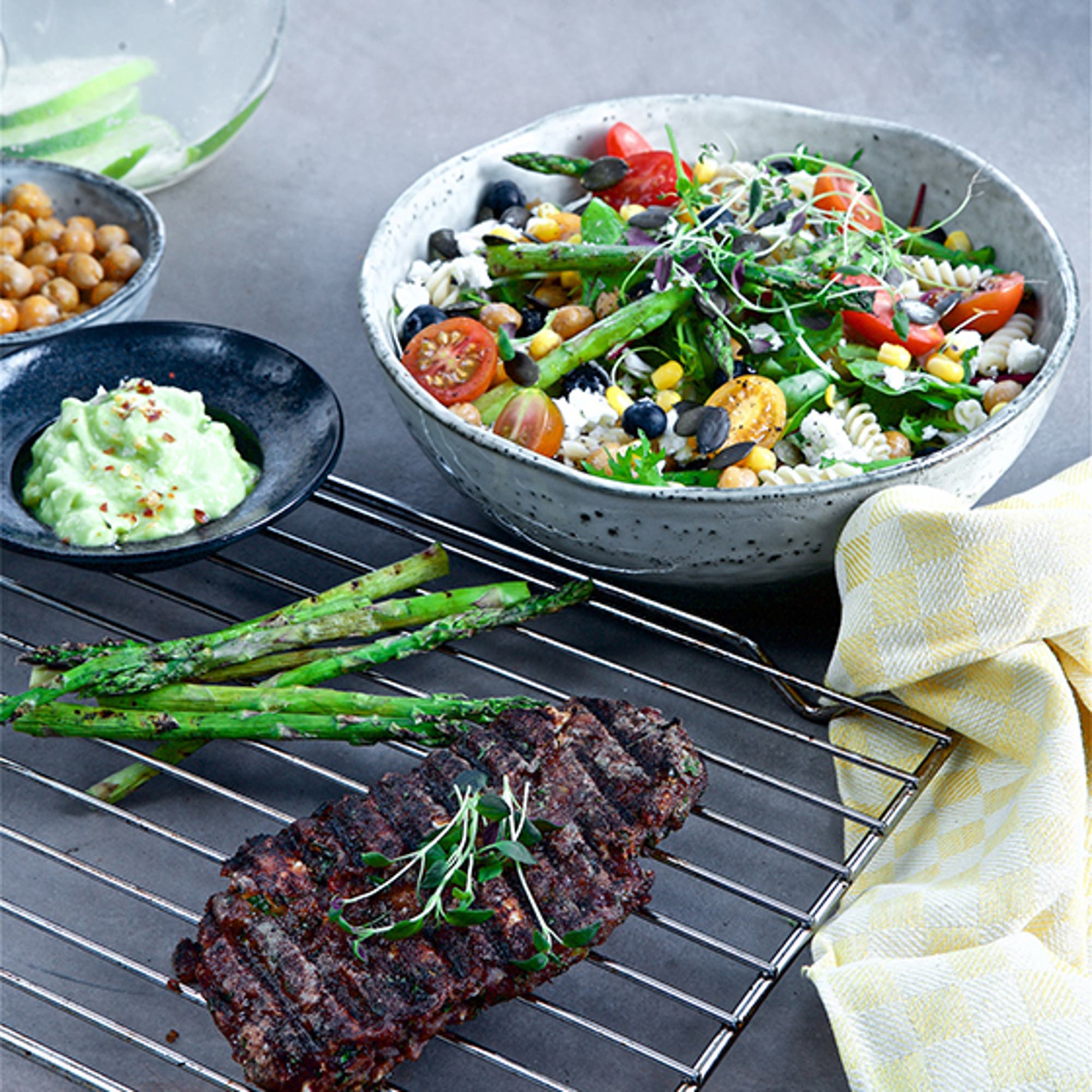 BBQ-bönbiffar med pastasallad, rostade kikärter och avokadokräm