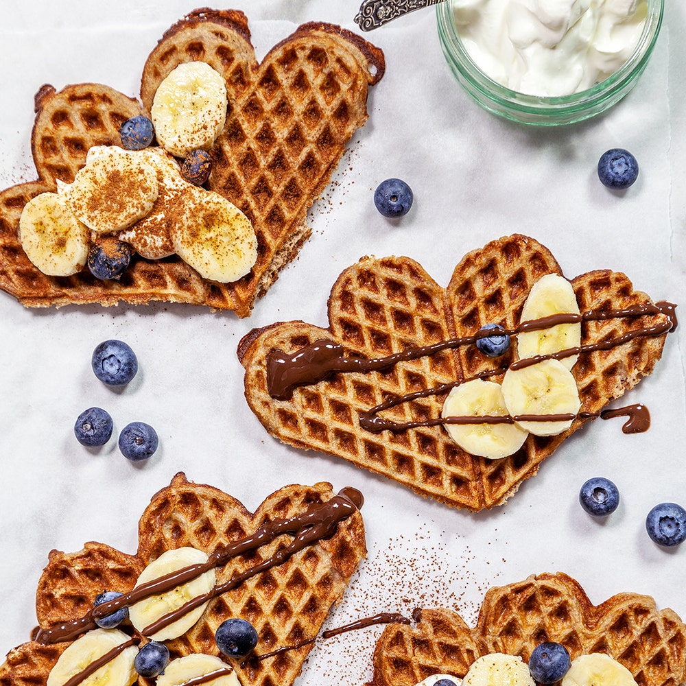 Bananvåfflor med yoghurt, blåbär och choklad