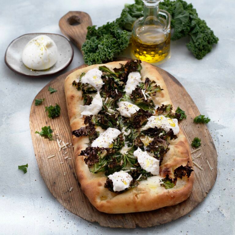 Pinsa med grönkål och burrata