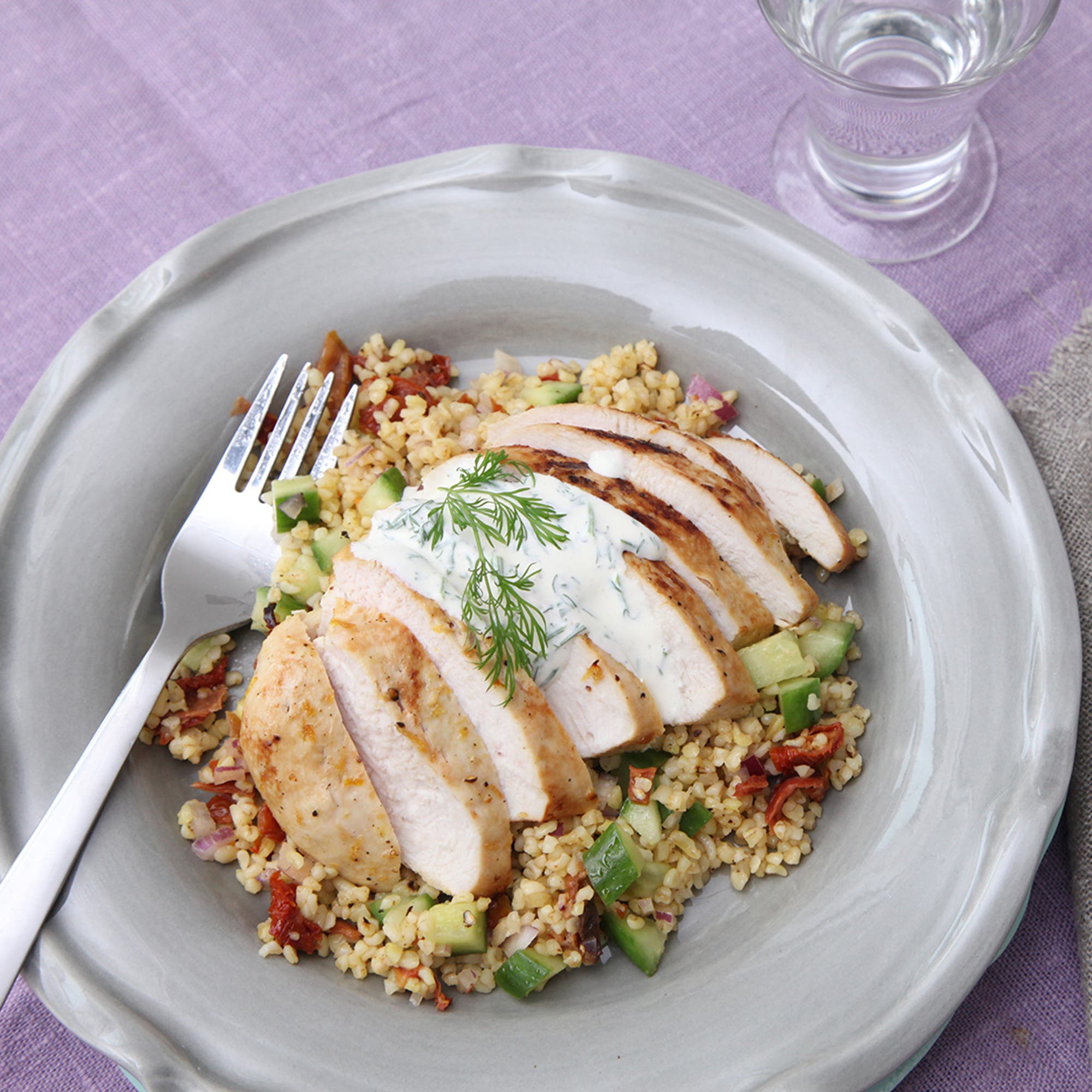 Citrondoftande kyckling med örtsås och tomatbulgur