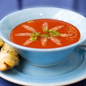 rökig paprikasoppa med ölkorvshack och fetaostgratinerat vitlöksbröd