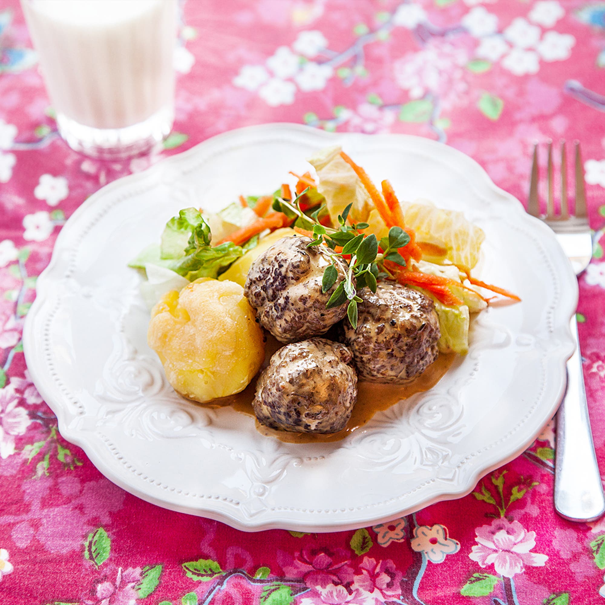Köttbullar i gräddsås med ostgratinerad potatis