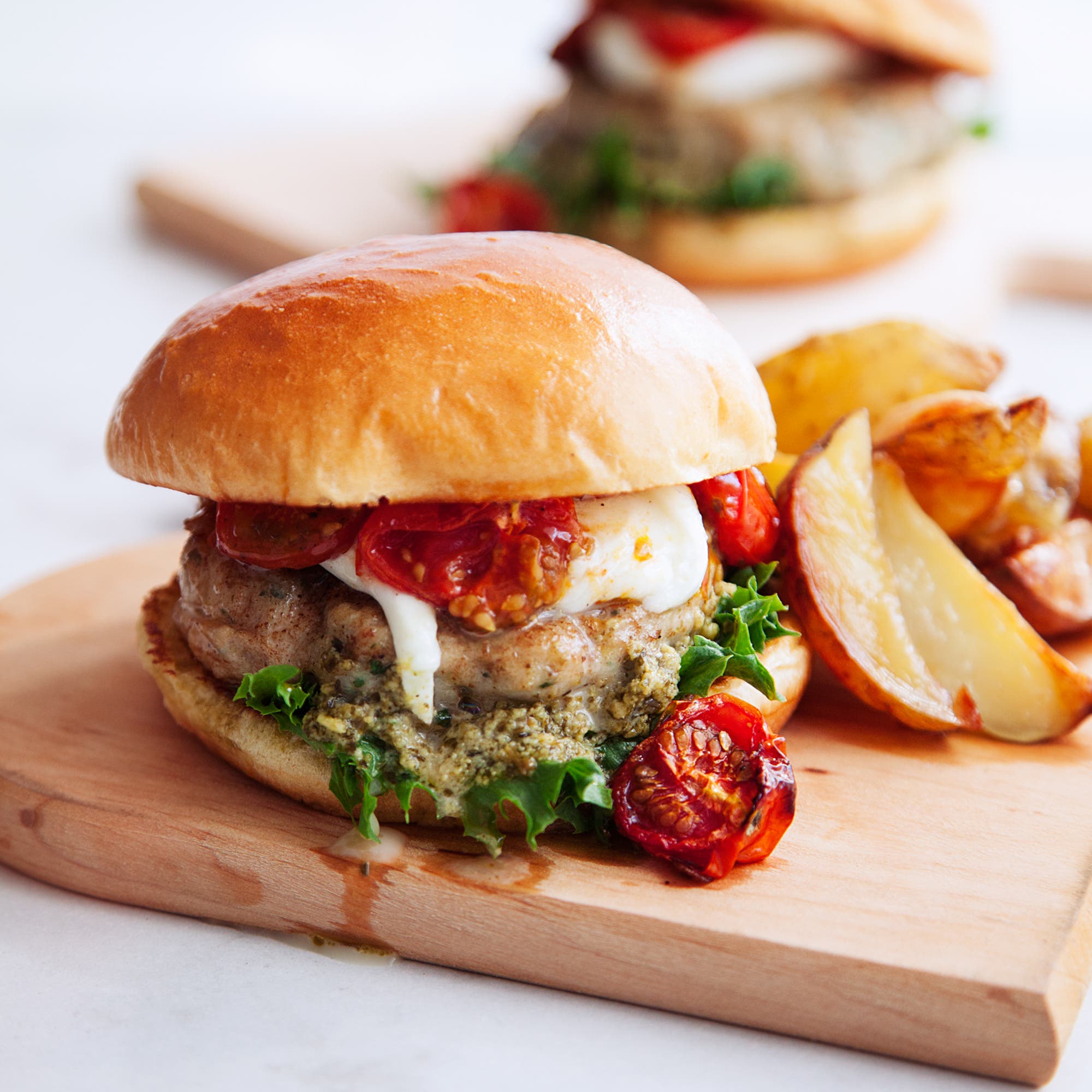 Kycklingburgare med pesto, mozzarella och bakade tomater