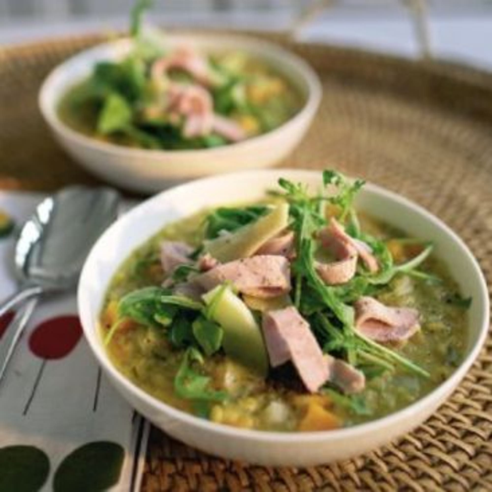 Linssoppa med ruccola- och skinksallad