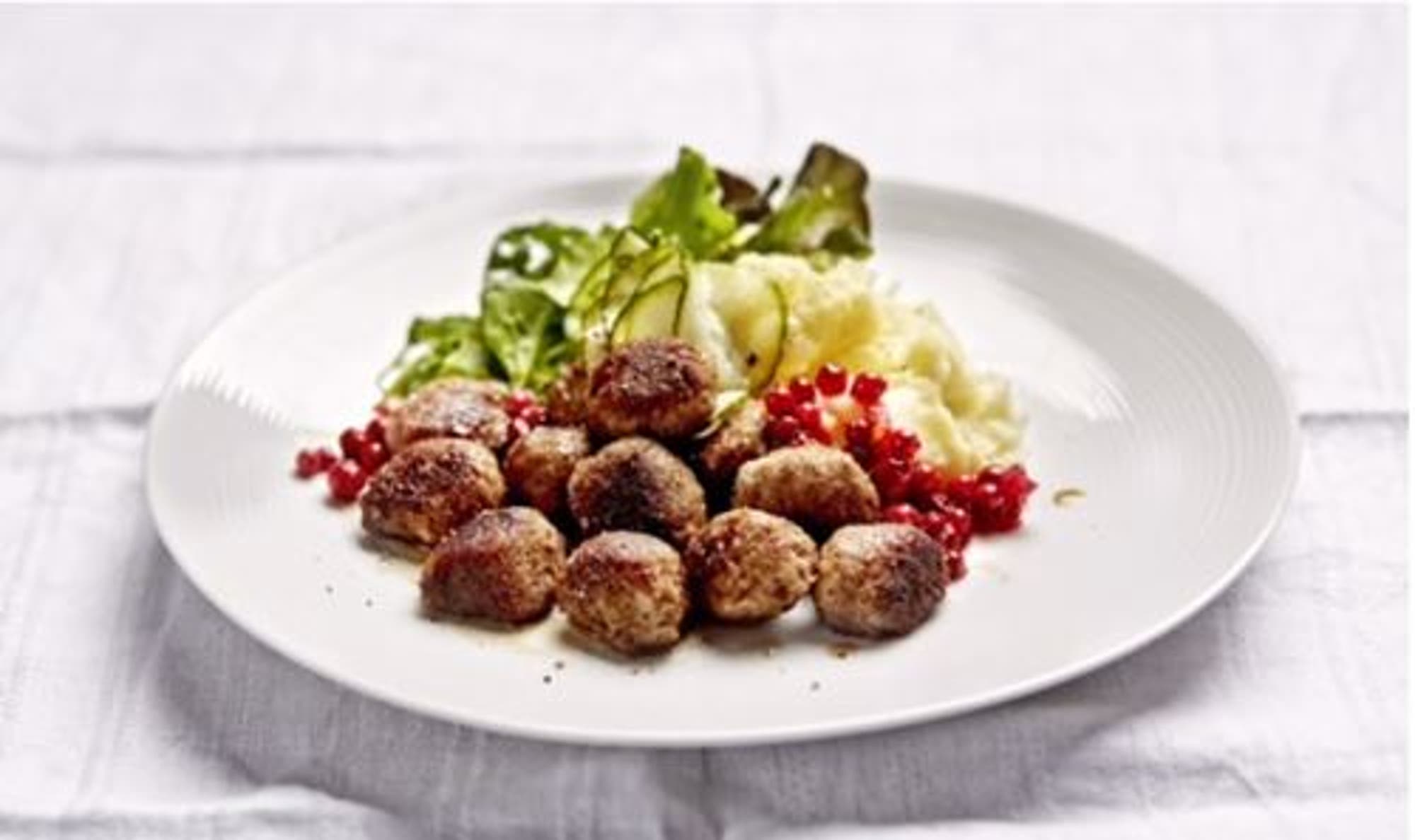 Köttbullar med potatisstomp och gräddsås