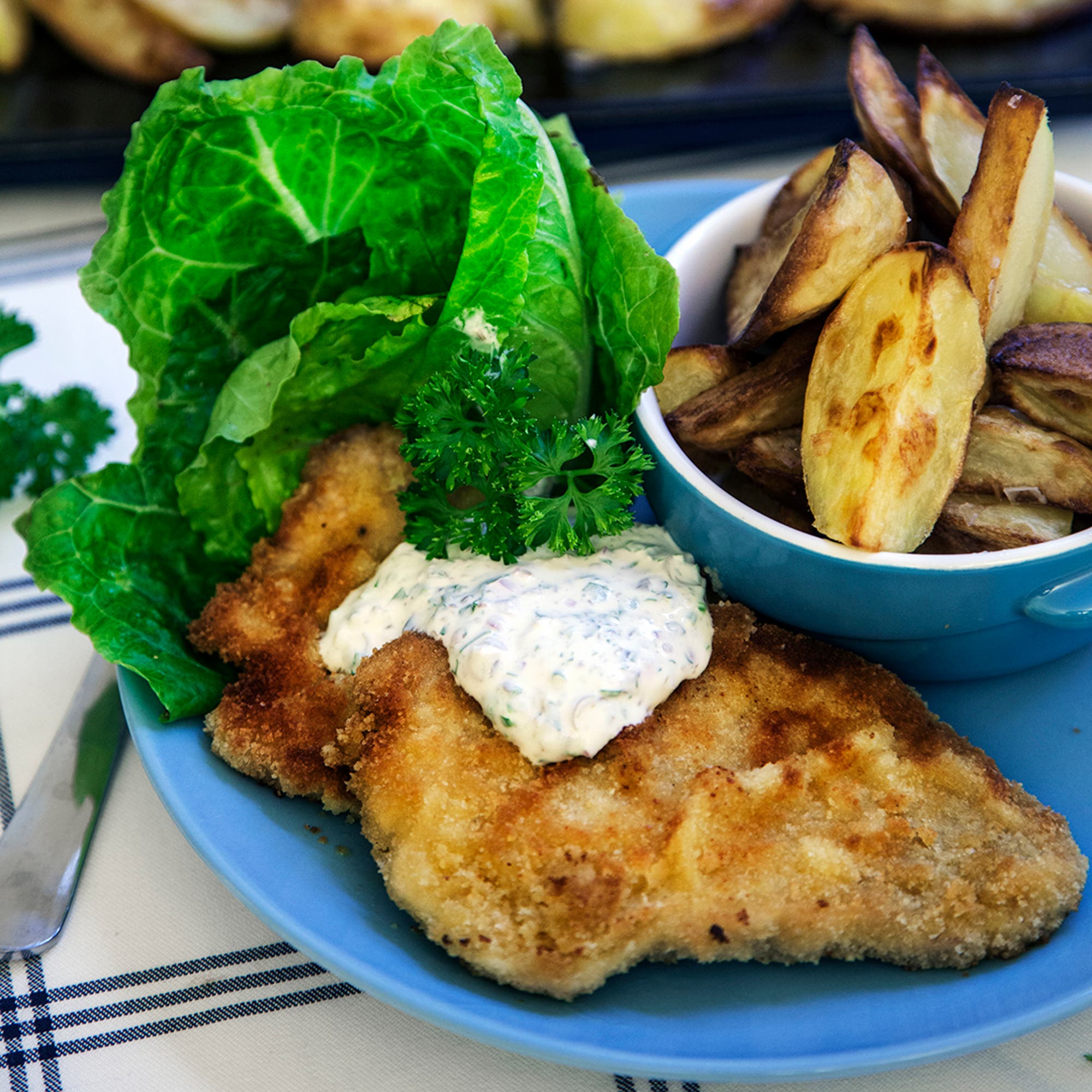 Schnitzel med klyftpotatis och citrondipp