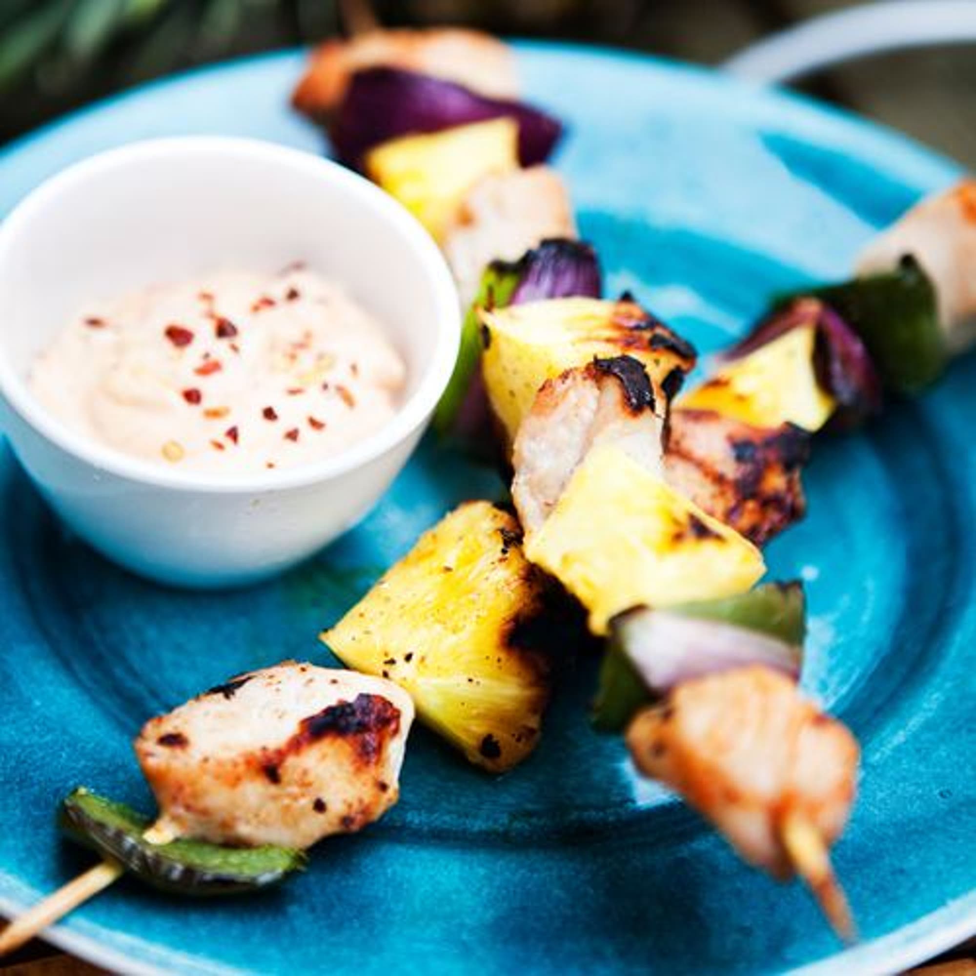 Kycklingspett med ananas och sweet chiliyoghurt
