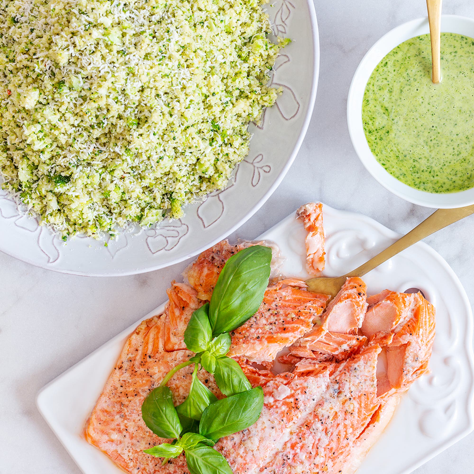 Ugnsstekt lax med grön couscous och basilikasås
