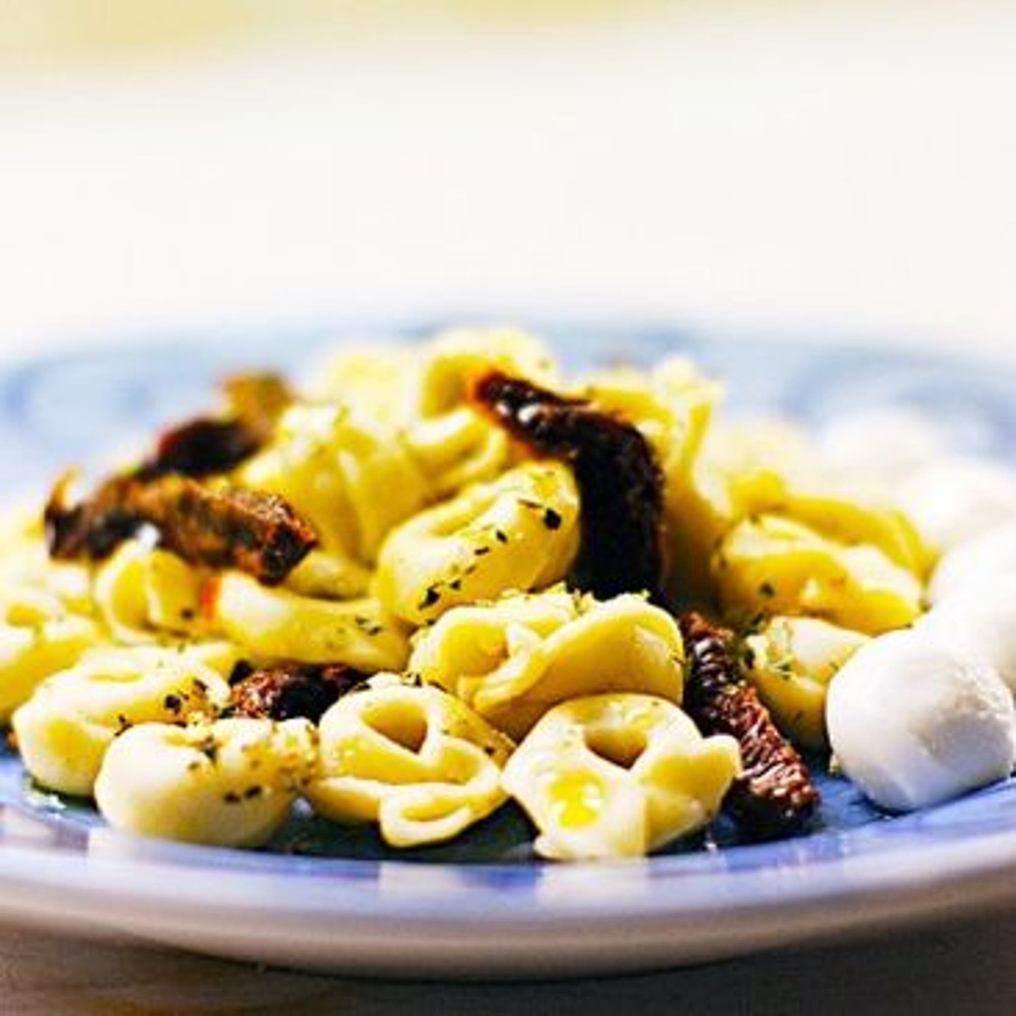 Tortellini med mozzarella och soltorkade tomater