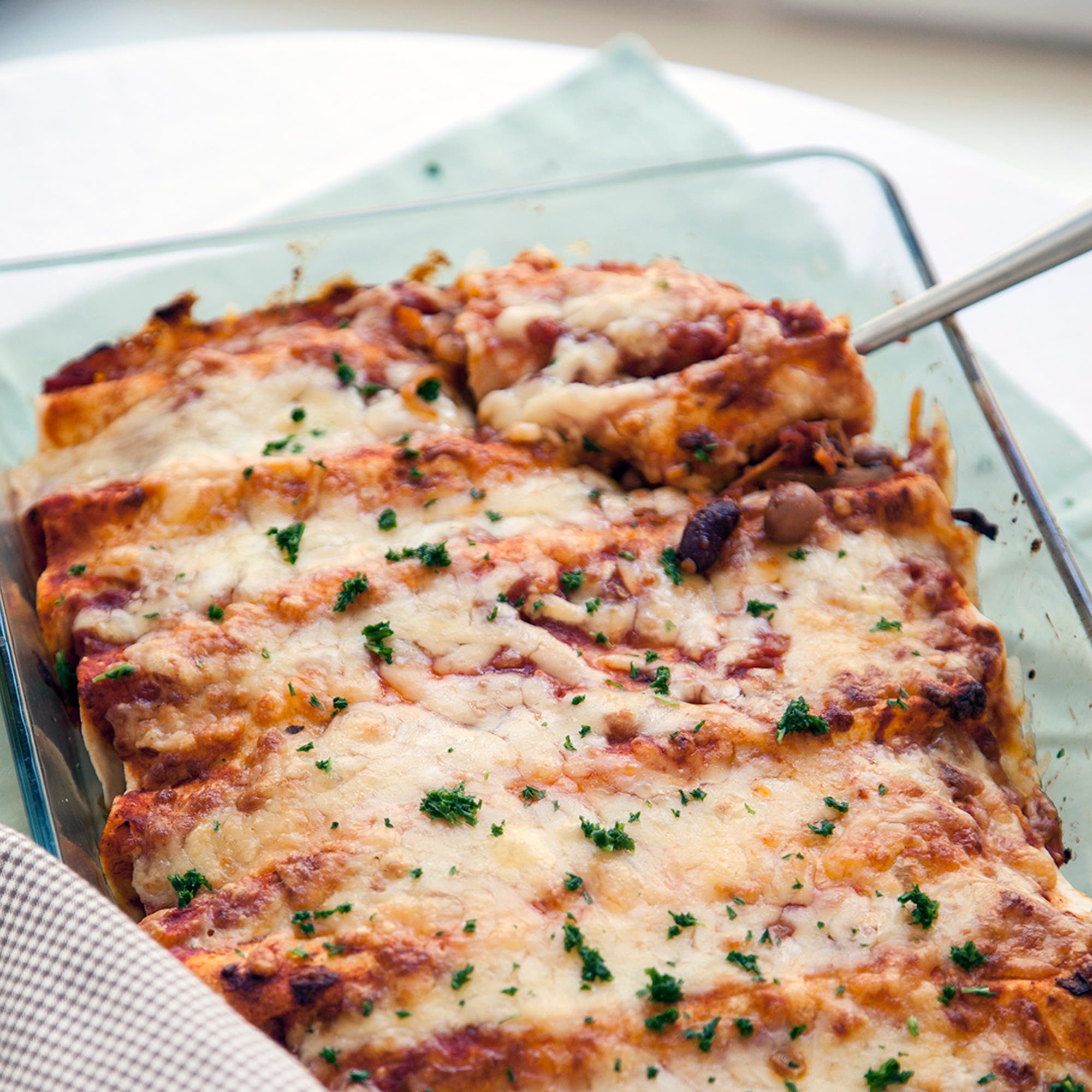Kryddiga enchiladas med bönchili och tomat- och avokadosallad