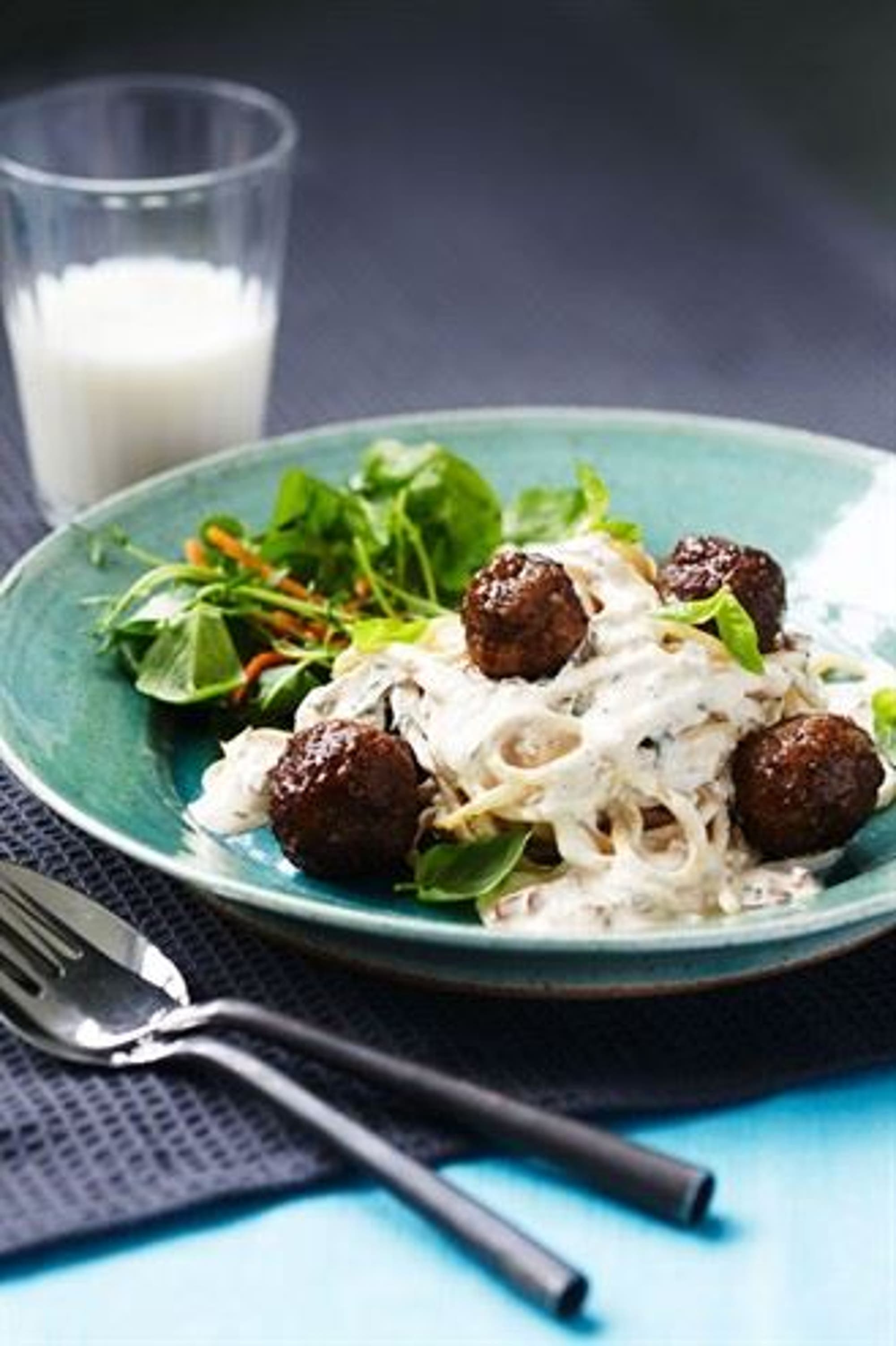 Köttbullar och spagetti med italiensk sås