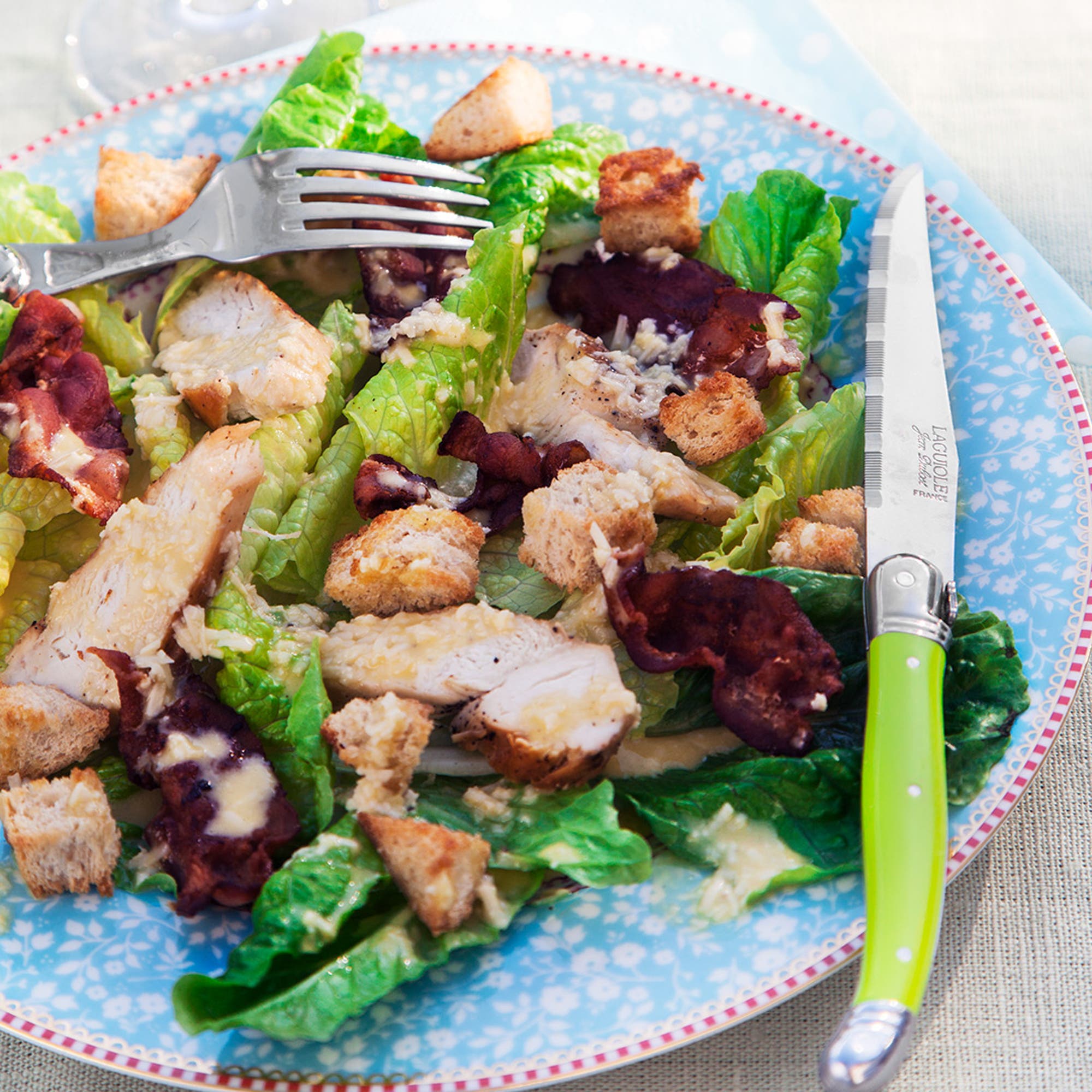 Caesarsallad med kyckling och bacon