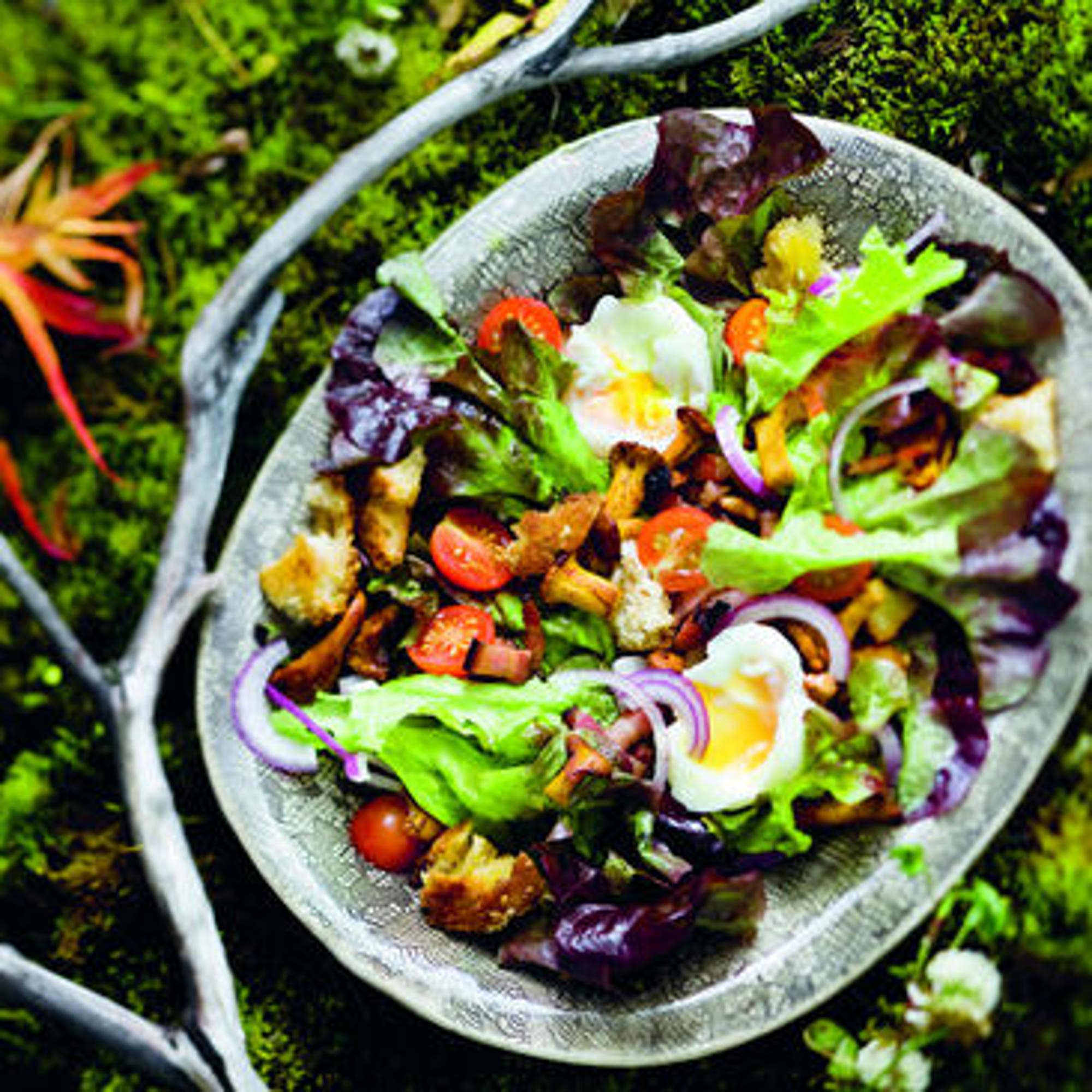 Bondsallad med kantareller och rökt fläsk