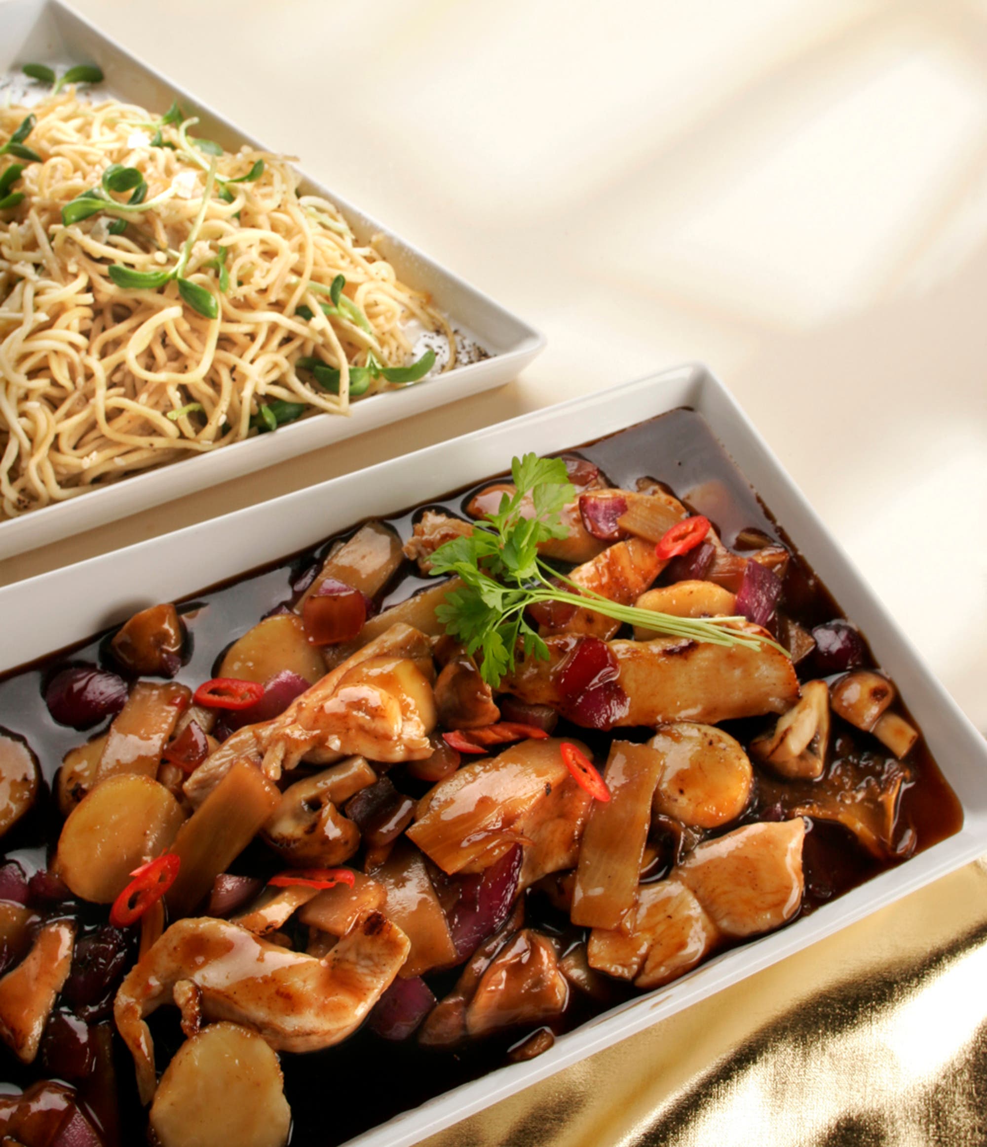 Kyckling Hoisin med sesamnudlar
