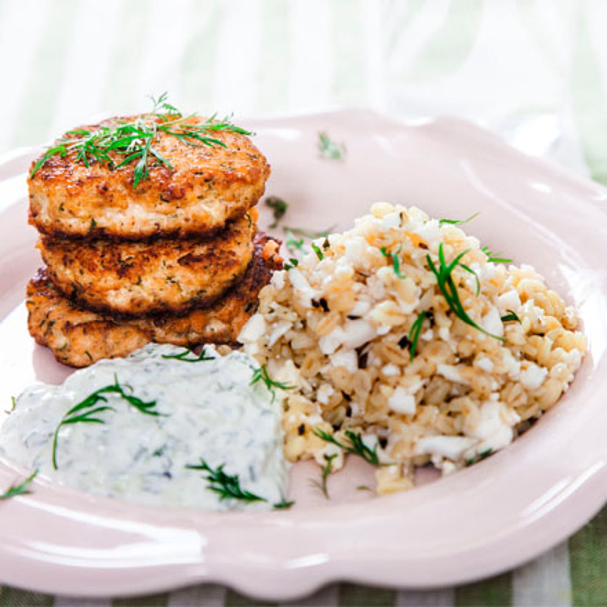 Laxbiffar med dilltzatziki och blomkålsbulgur