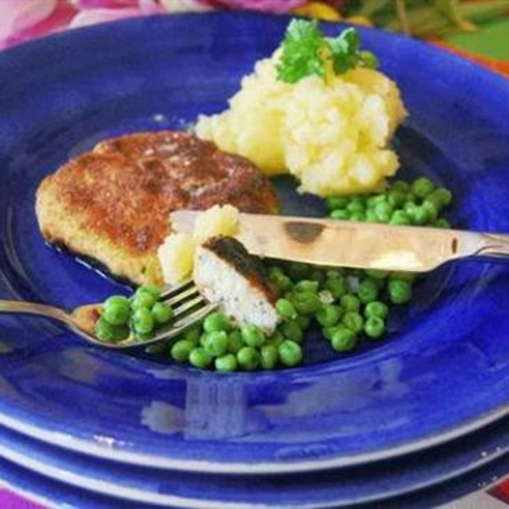 Pias piffiga fiskbiffar med skirat smör och ärtor
