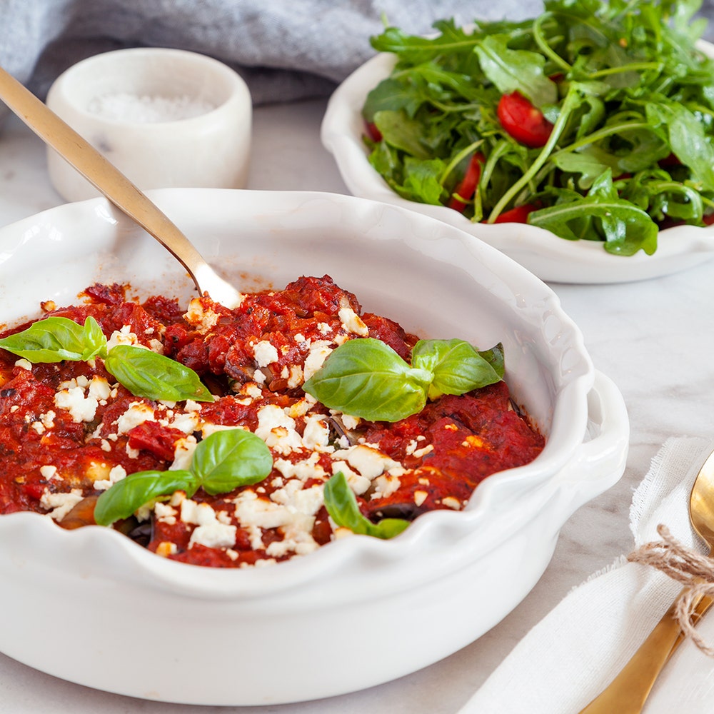 Auberginerullar med fetaost i tomatsås och sallad