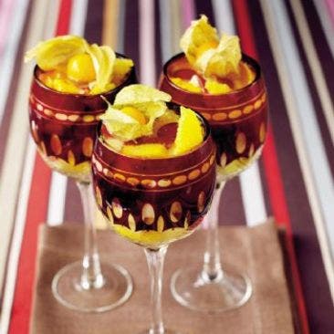 Kryddig fruktsallad med mousserande vin