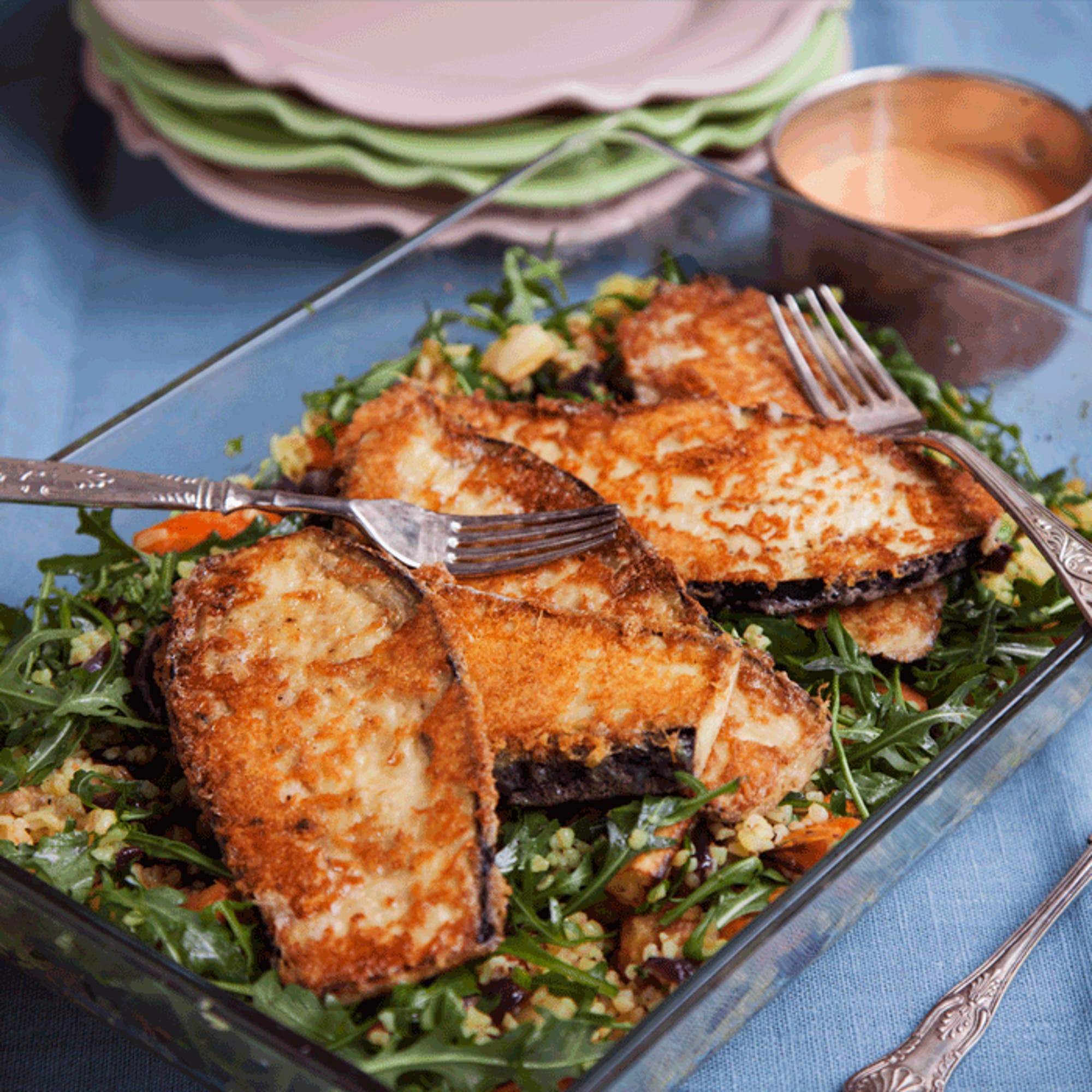 Ostpanerad aubergine med bulgursallad