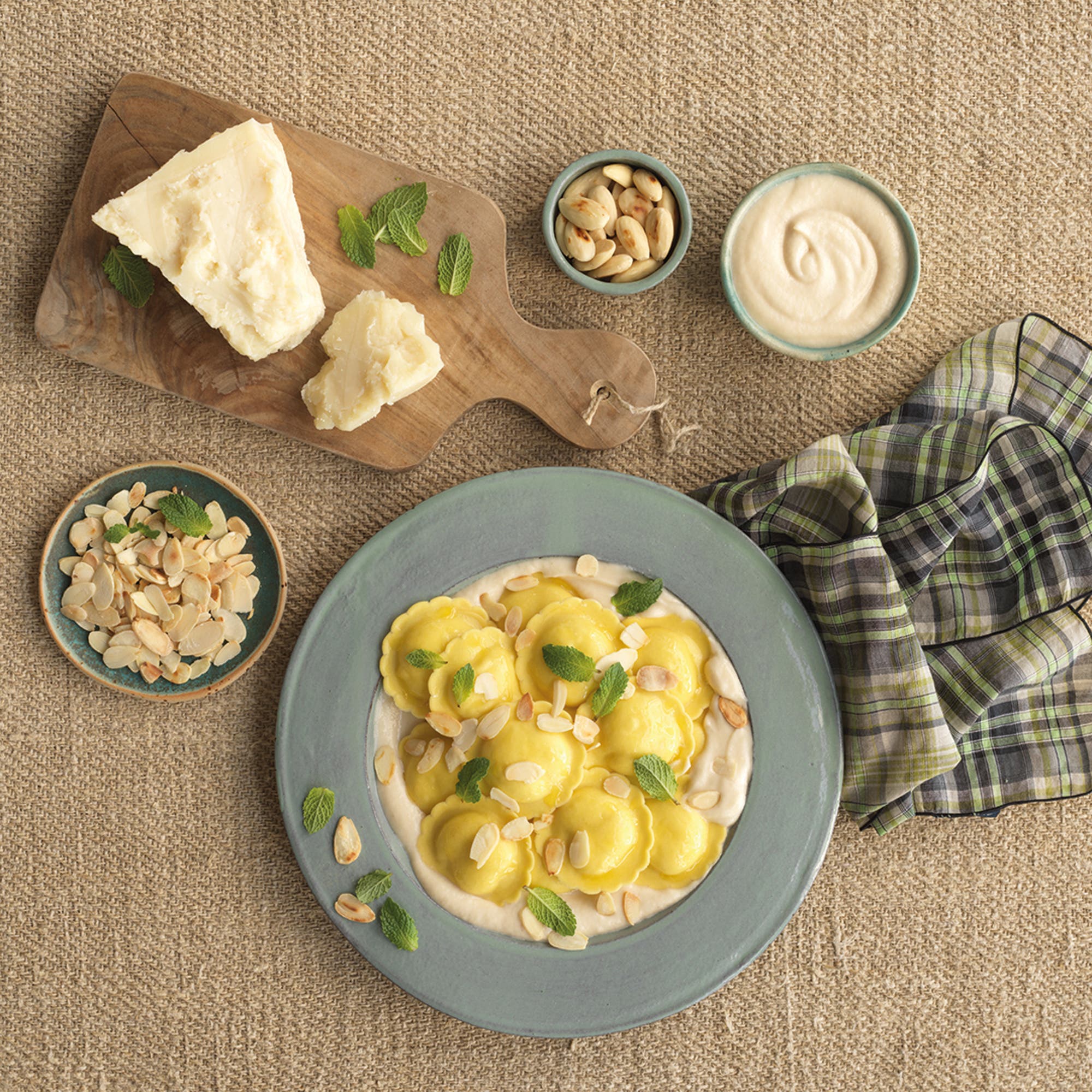 Ricotta och citronfylld girasoli med pecorinosås, rostad mandel och mynta
