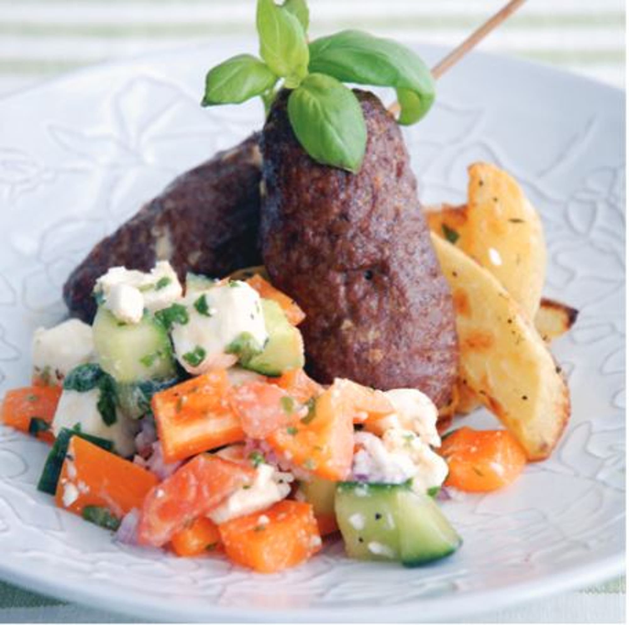 Färsspett med klyftpotatis och fetaostsallad
