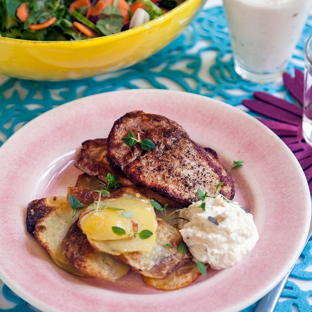 Stekarens fläskkotlett med råstekt potatis och ostkräm