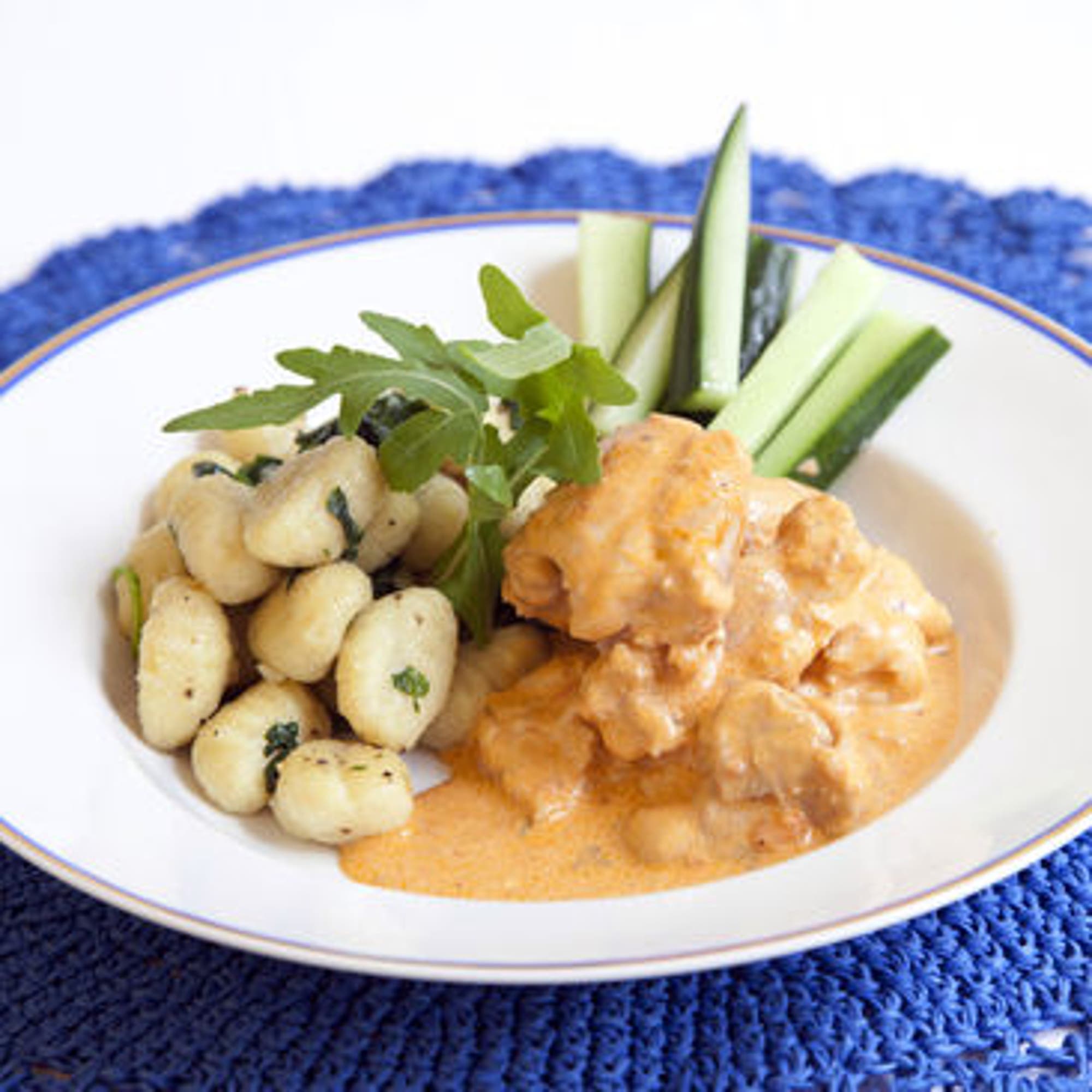 Pestofräst kyckling spenat- och basilikaslungad gnocchi