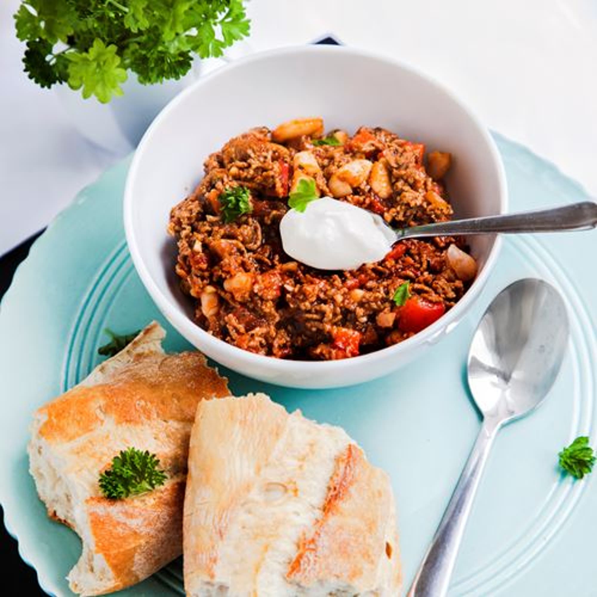 Snabb chiligryta med mjukt bröd
