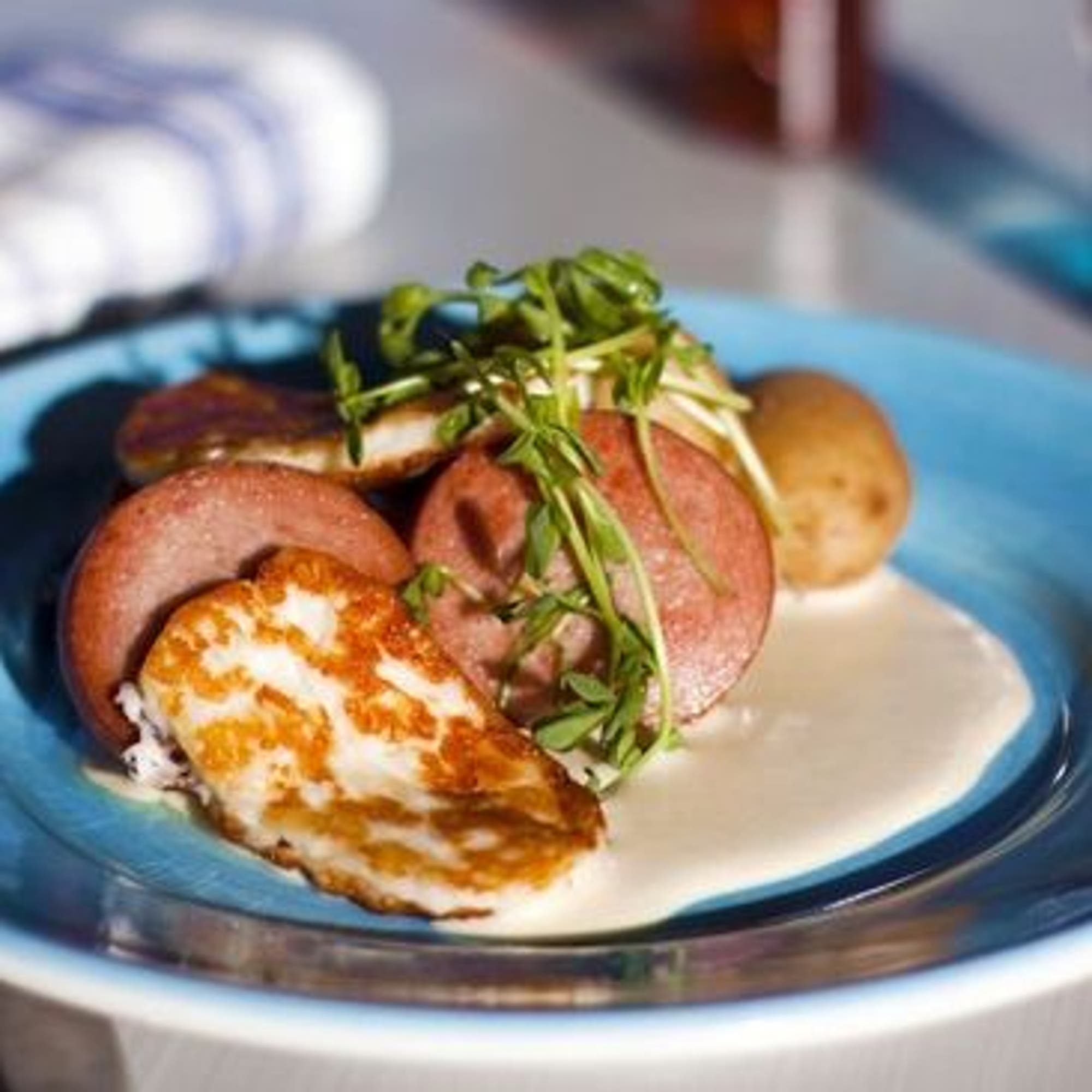 Falukorv med grilloumi, färskpotatis och senapsås