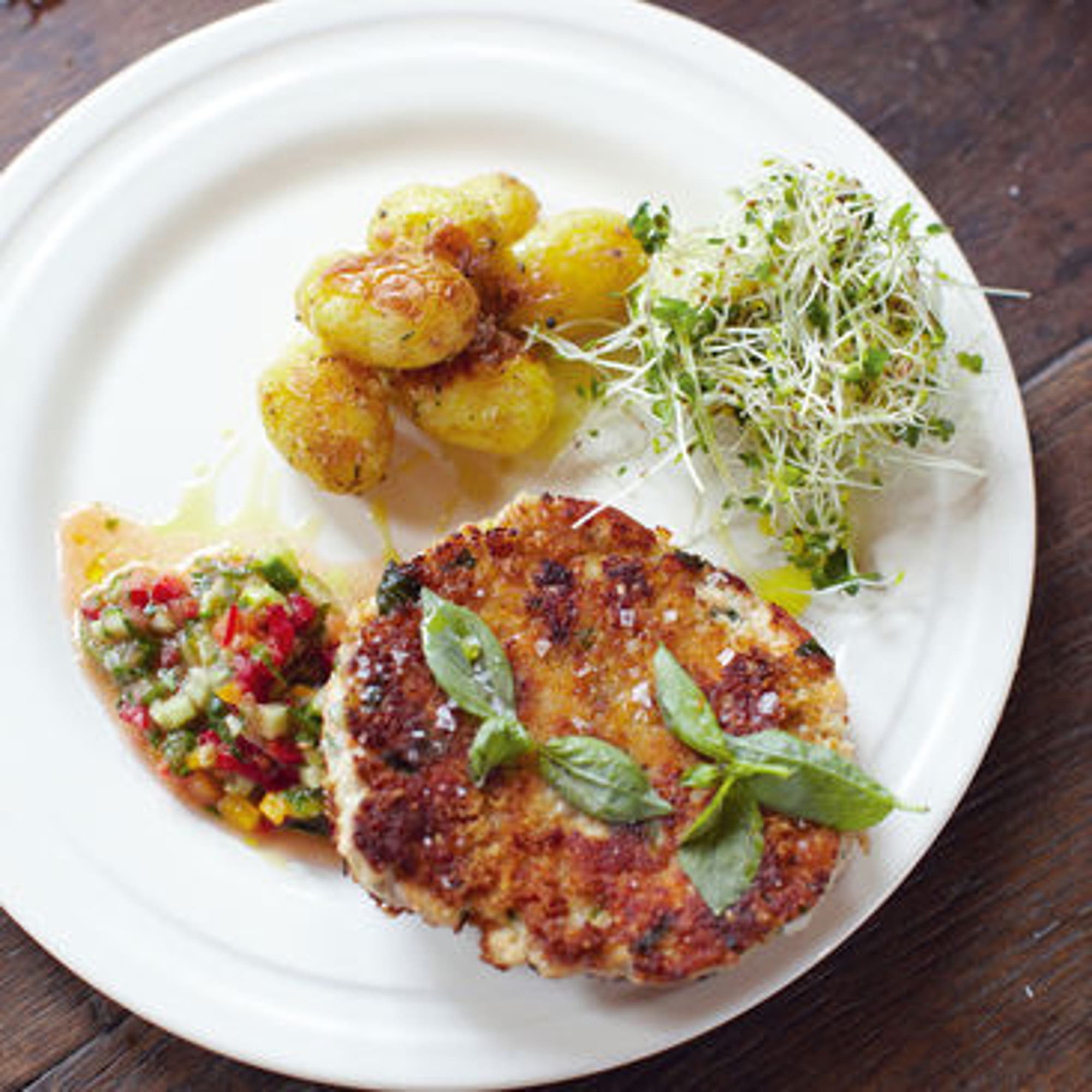 Fiskkakor på svenskt vis med rostade färskpotatisar och salsa