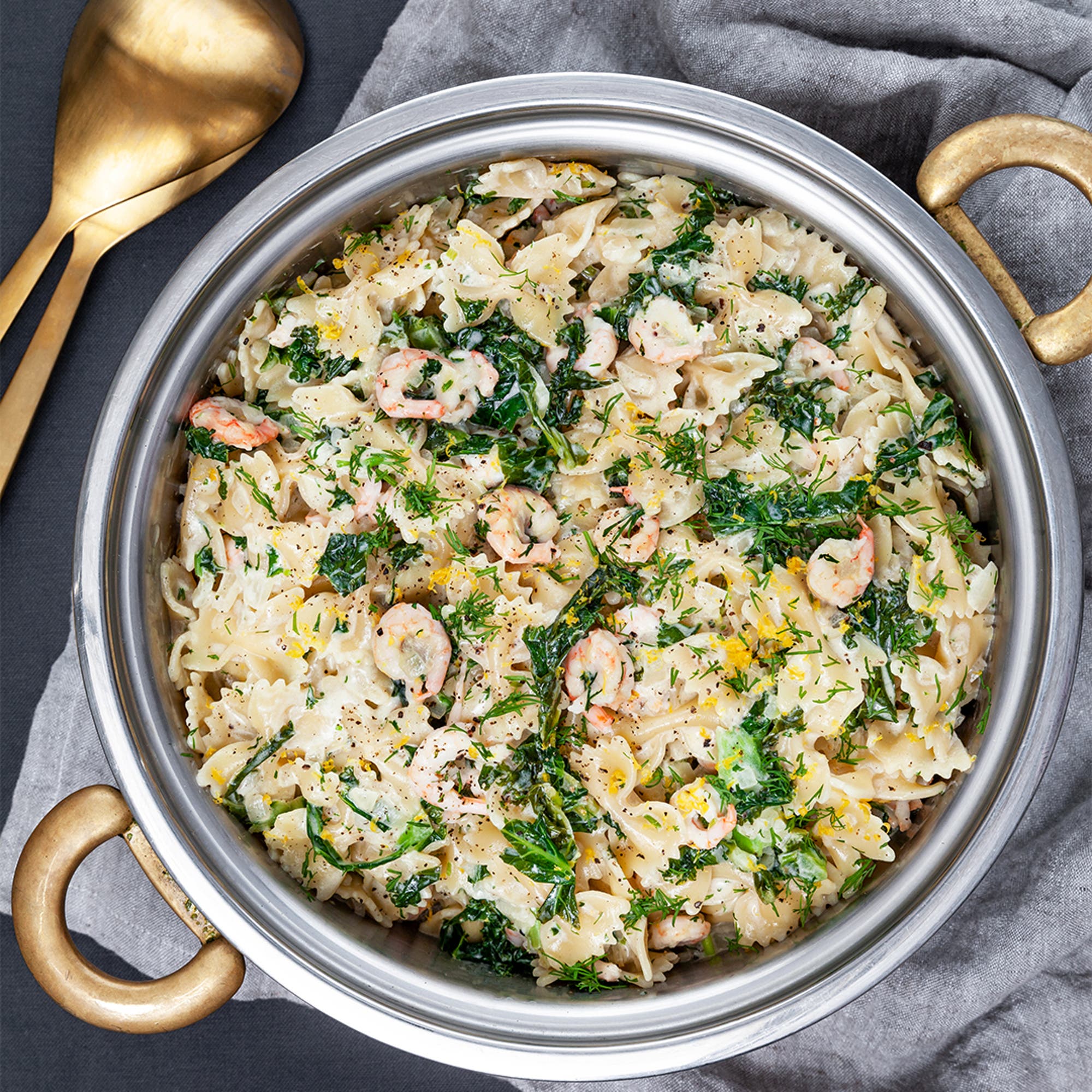 Krämig pasta med räkor och dill