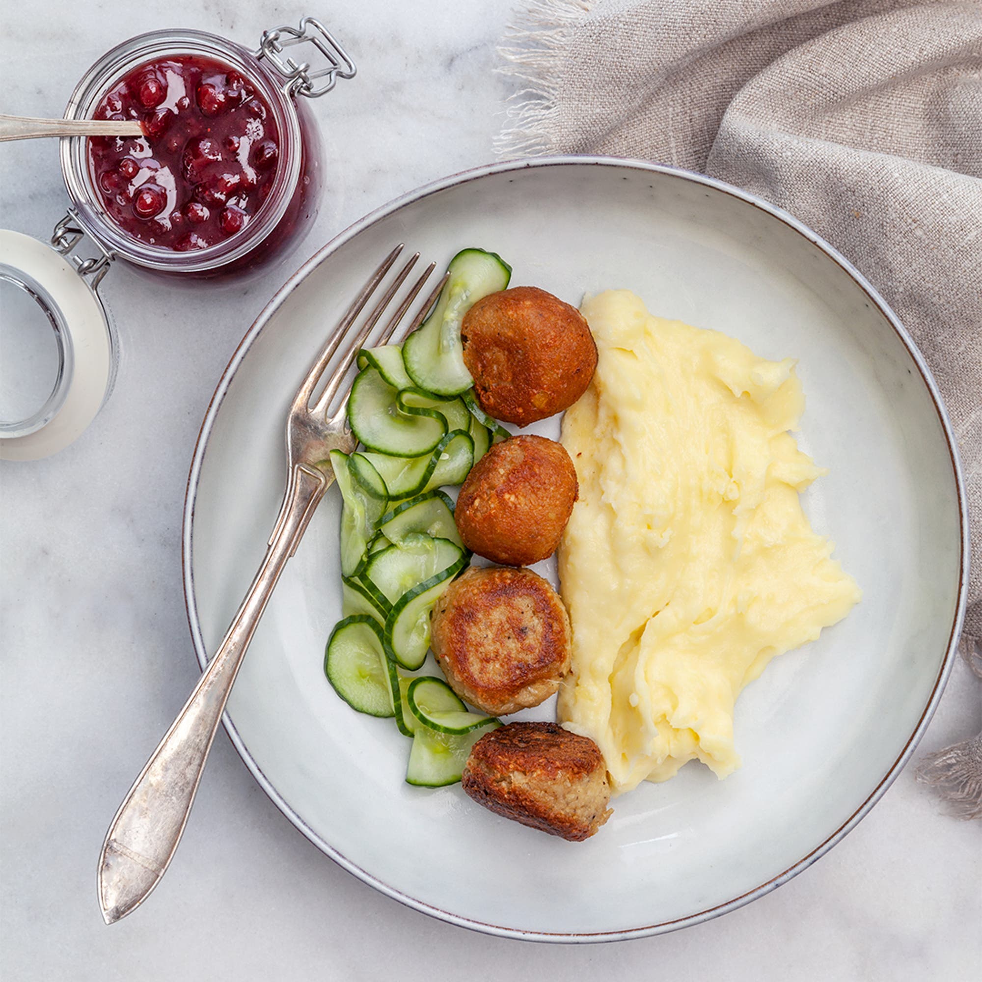 Veganska köttbullar med potatismos, lingon och inlagd gurka