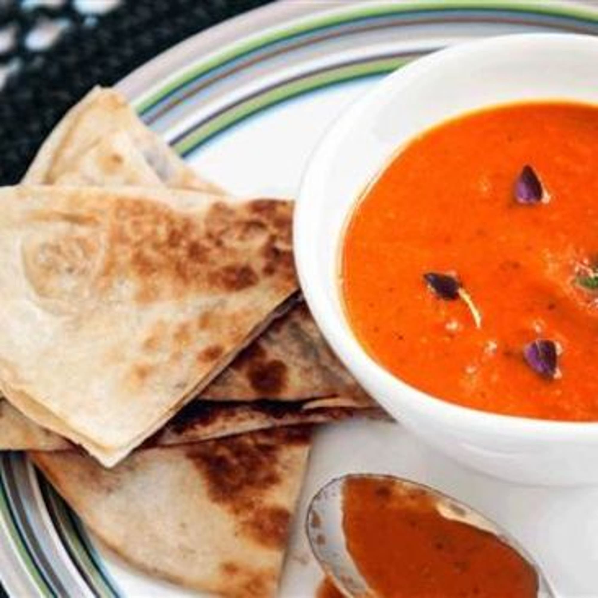 Francescos tomatsoppa med ost- och skinkquesadillas