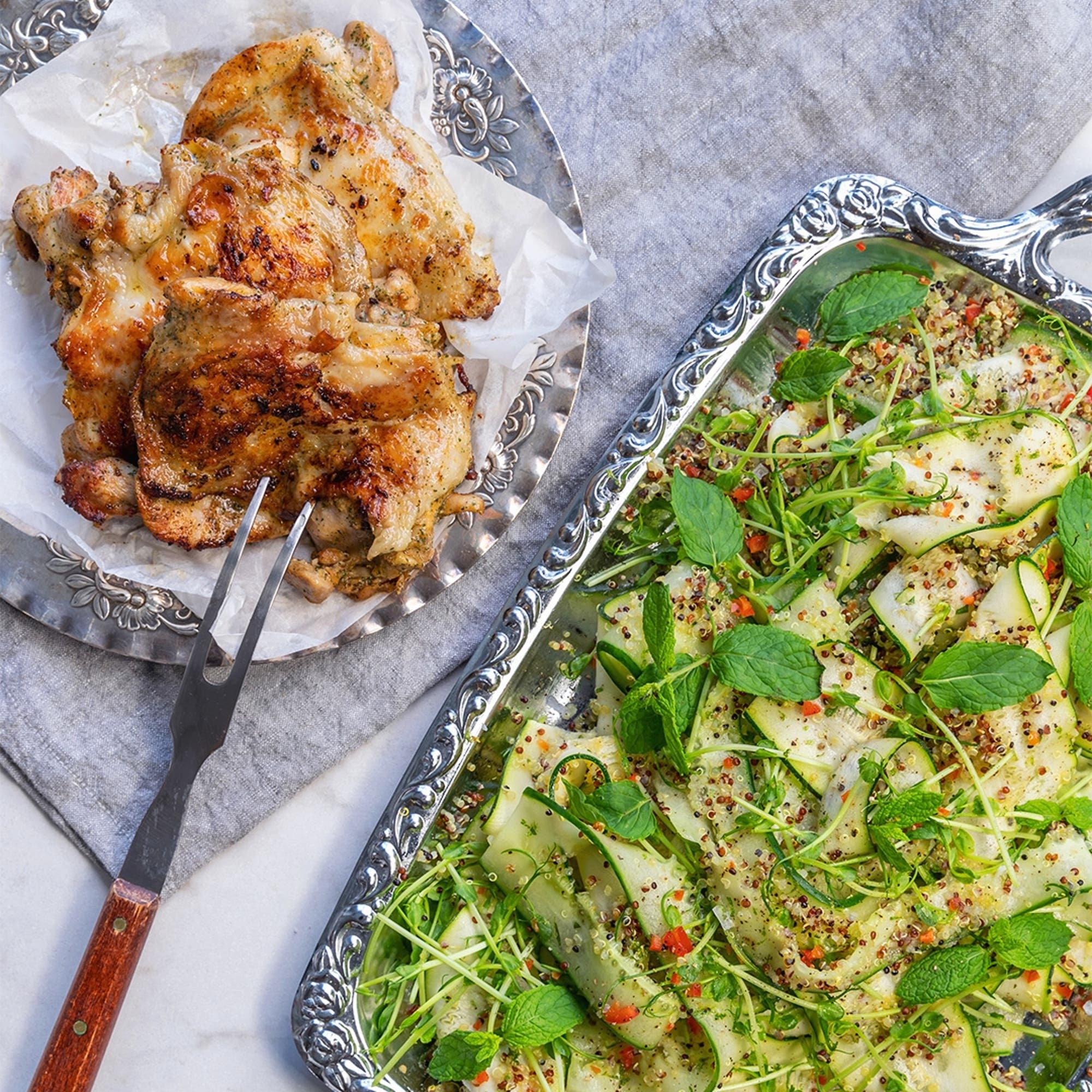 Kyckling steak med asiatisk zucchini- och gurksallad